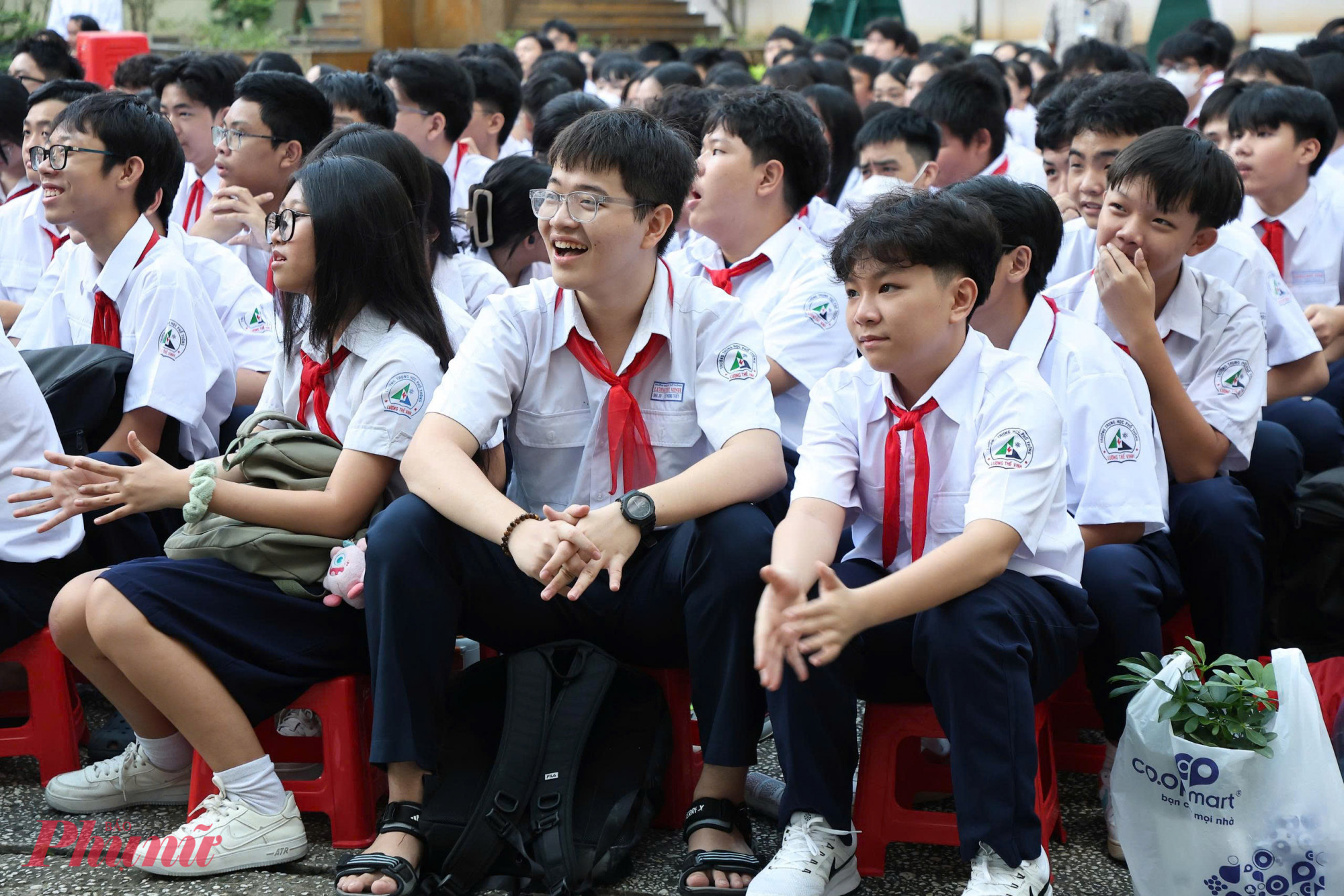 Học sinh lớp Chín Trường THPT Lương Thế Vinh (trường 2 cấp) hào hứng trước những chia sẻ của thầy cô - Ảnh: Nhật Huy