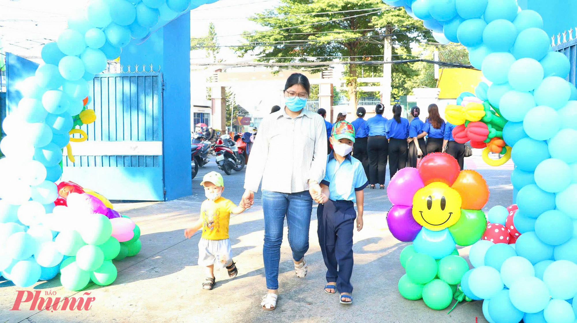 Phụ huynh đưa học sinh đến trường - Ảnh: Trang Thư