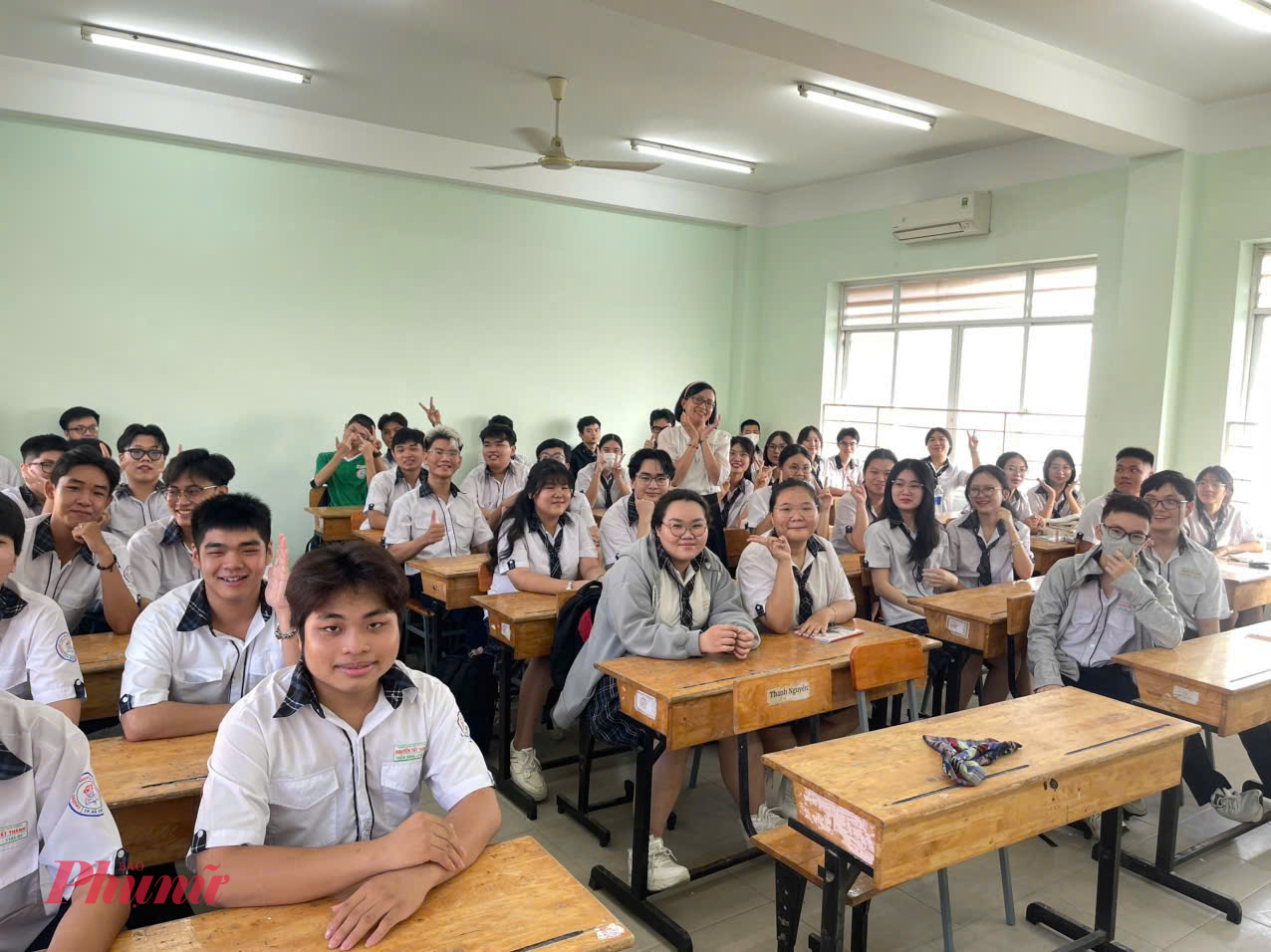 Lưu lại bức ảnh trong ngày đầu tiên đến trường - Ảnh: T.T.