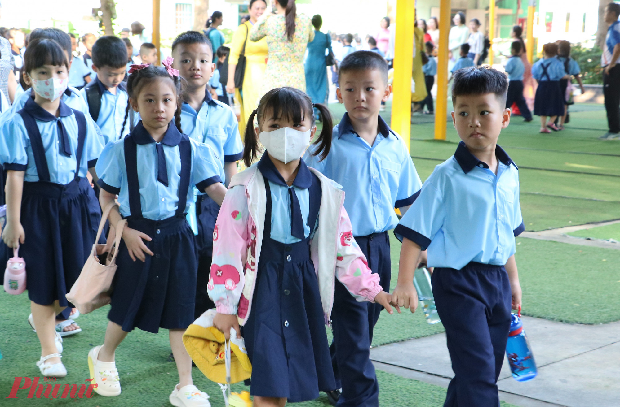 Cùng nắm tay nhau bước vào lớp Một - Ảnh: Trang Thư