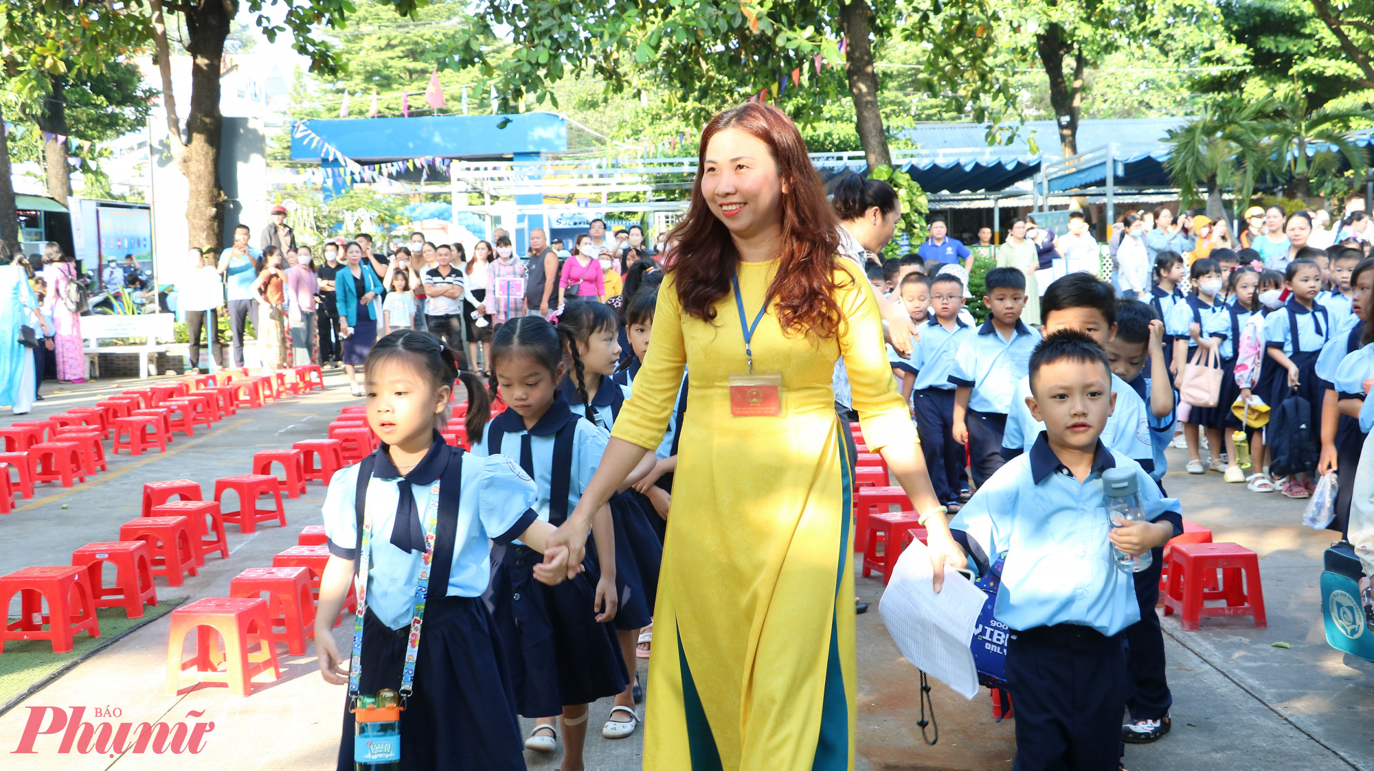 Cô giáo thay mẹ đón từng em học sinh - Ảnh: Trang Thư