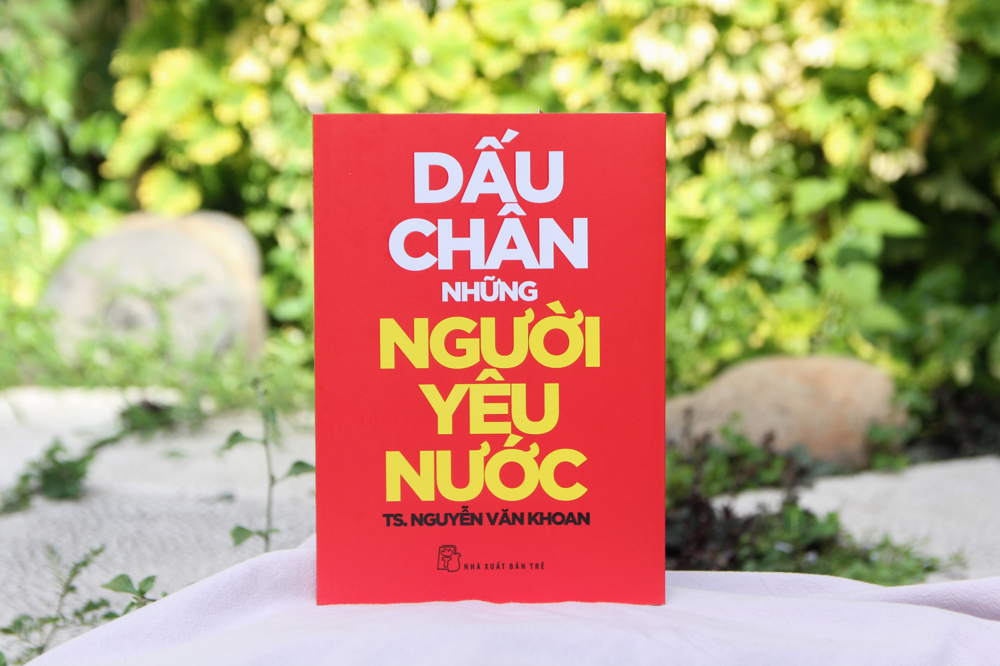 Cuốn sách viết về cuộc đời và sự nghiệm cách mạng của nhiều nhà cách mạng, nhà văn hóa lớn - Ảnh: NXB Trẻ
