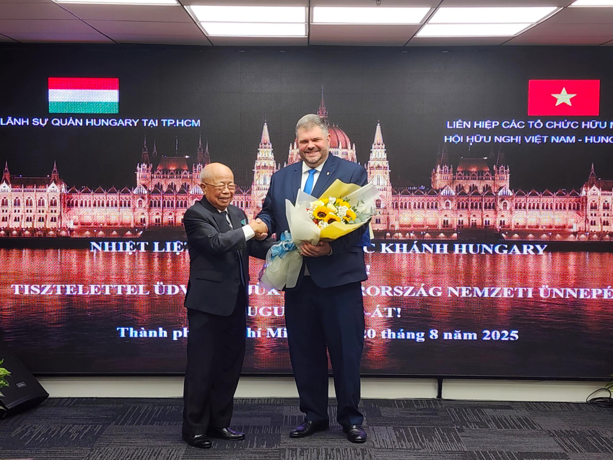 Ông Lê Minh Triết - Chủ tịch Hội hữu nghị Việt Nam – Hungary TPHCM gửi bó hoa đến Ngài Tổng Lãnh sự Hungary tại TPHCM Lehőcz Gábor 