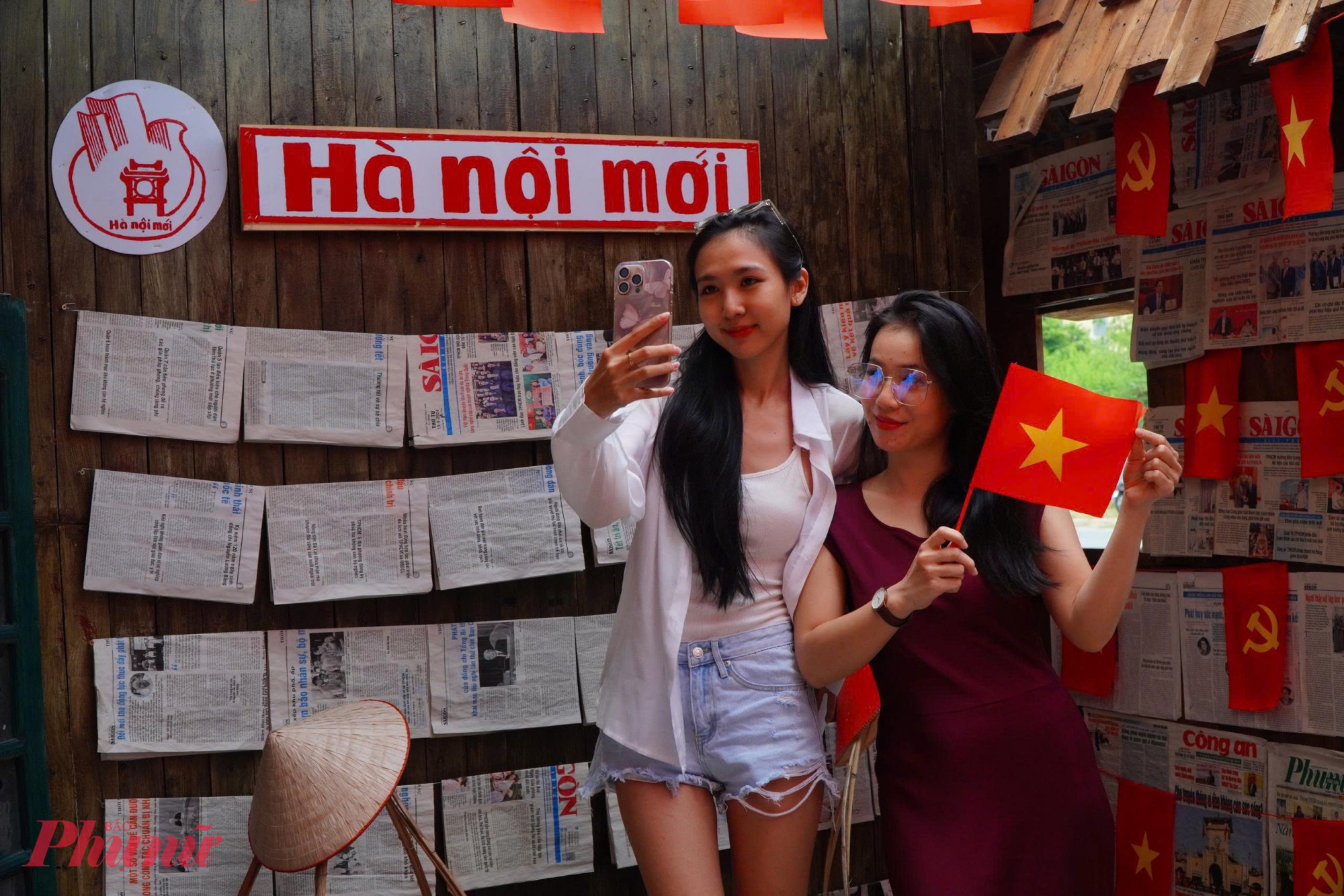 Để phục vụ nhu cầu check in, quán chuẩn bị sẵn cờ cầm tay và nón lá vẽ hình cờ Việt Nam - Ảnh: Thanh Tâm