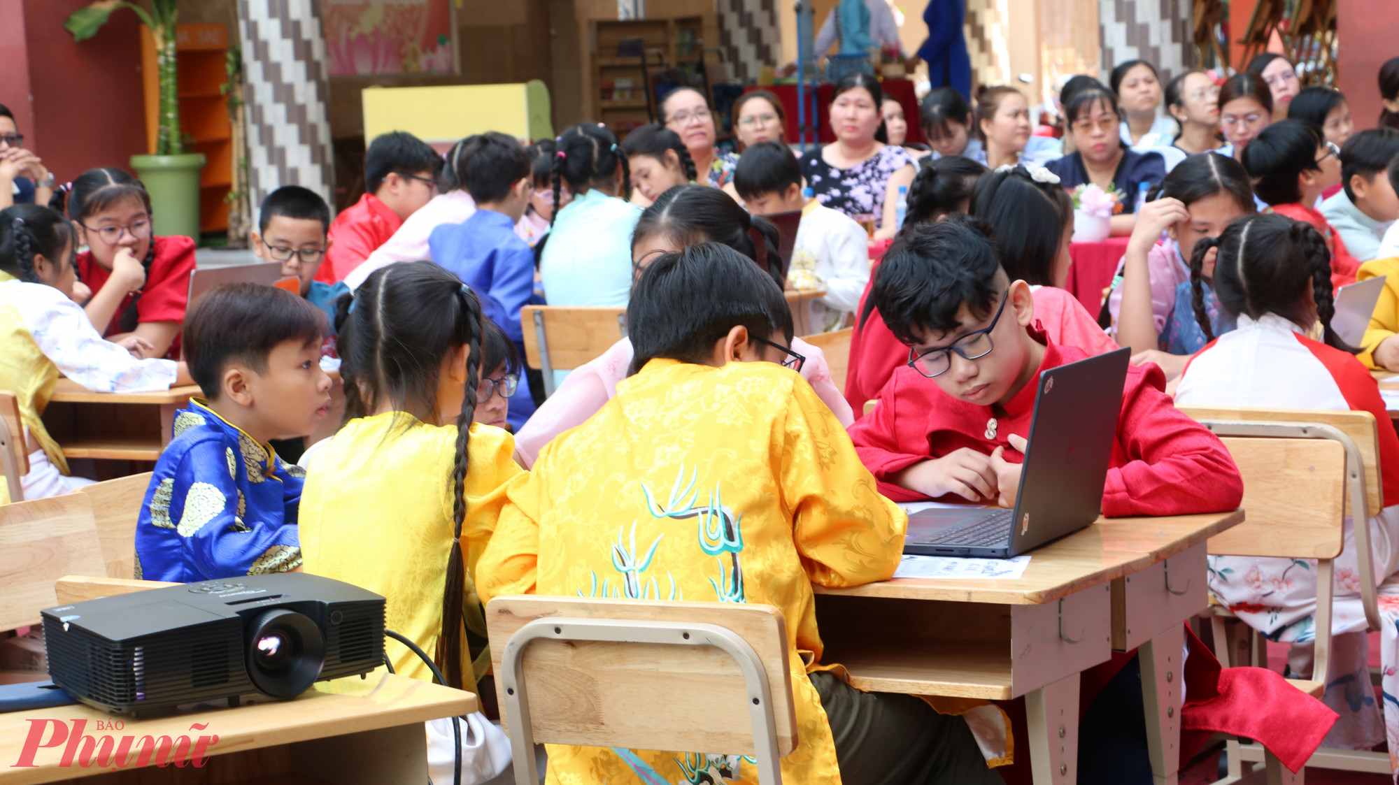 Học sinh Trường tiểu học Đặng Trần Côn đọc sách tại không gian văn hóa đọc của trường - Ảnh: Trang Thư