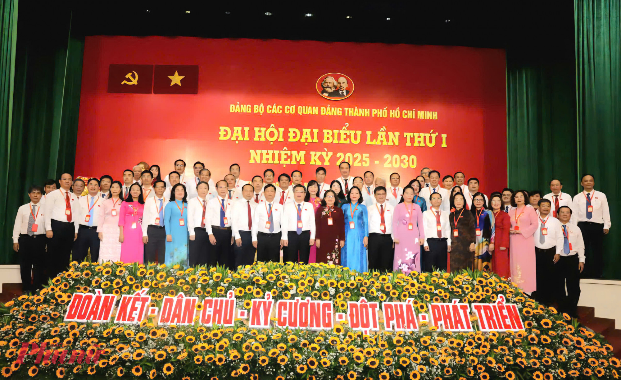 Các đại biểu chụp ảnh lưu niệm tại Đại hội 