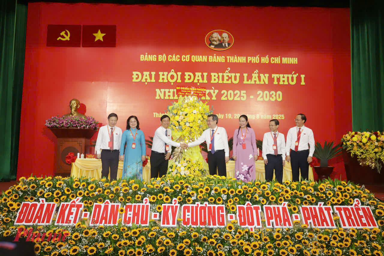 Thành ủy – Hội đồng Nhân dân - Ủy ban Nhân dân - Ủy ban Mặt trận Tổ quốc Việt Nam Thành phố Hồ Chí Minh gửi tặng lẵng hoa tươi thắm chúc mừng Đại hội. 