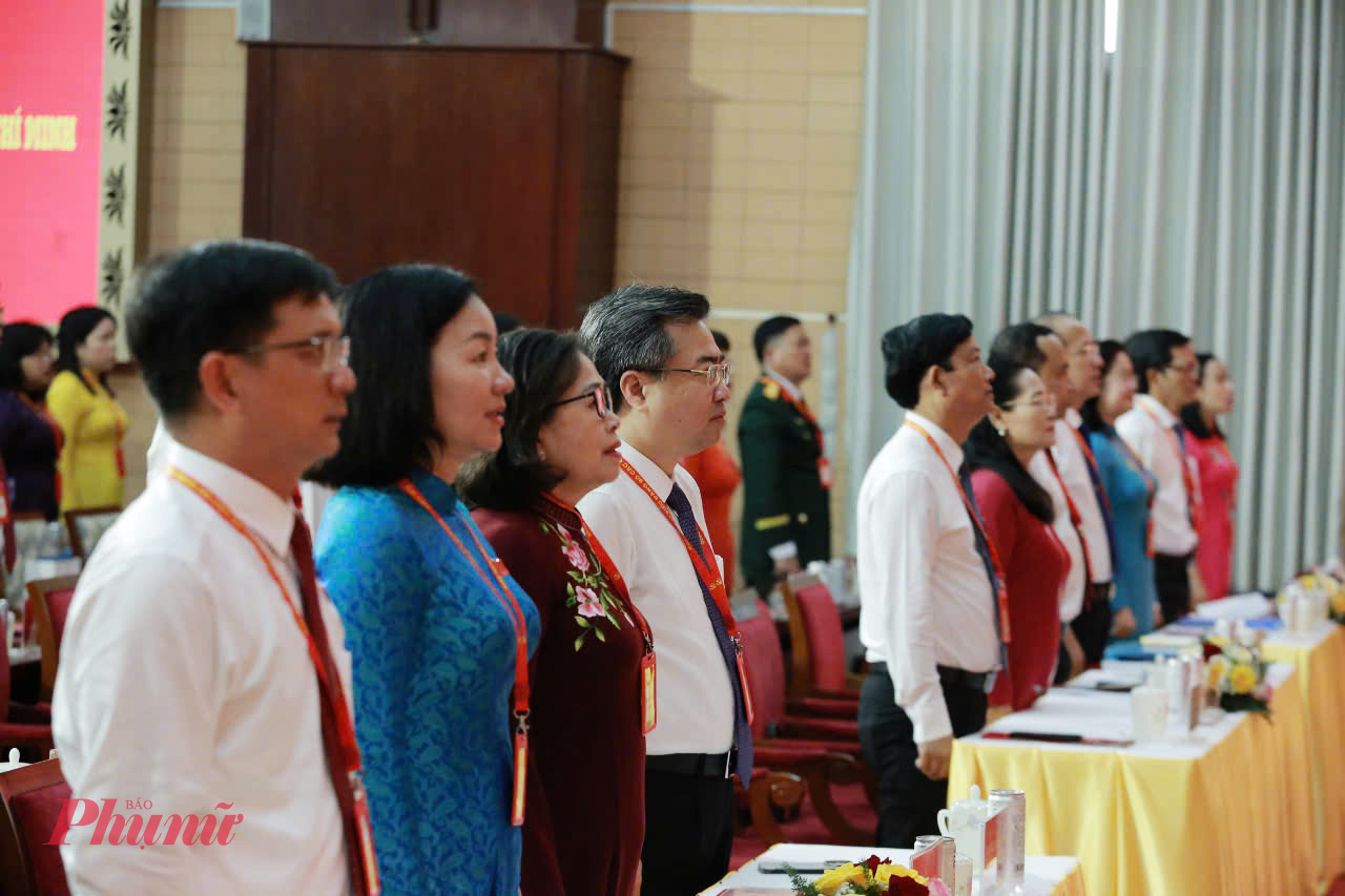 đồng chí lãnh đạo, quý đại biểu và toàn thể Đại hội  thực hiện nghi lễ chào cờ.