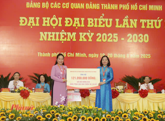 Bà Lê Thị Hồng Nga - Phó Bí thư Đảng ủy các cơ quan Đảng thành phố trao bảng tượng trưng đóng góp kinh phí hỗ trợ từ đại biểu dự Đại hội cho bà Trương Thị Bích Hạnh - Ủy viên Ban Thường vụ Thành ủy, Phó Chủ tịch thường trực Ủy ban Mặt trận Tổ quốc Việt Nam TPHCM