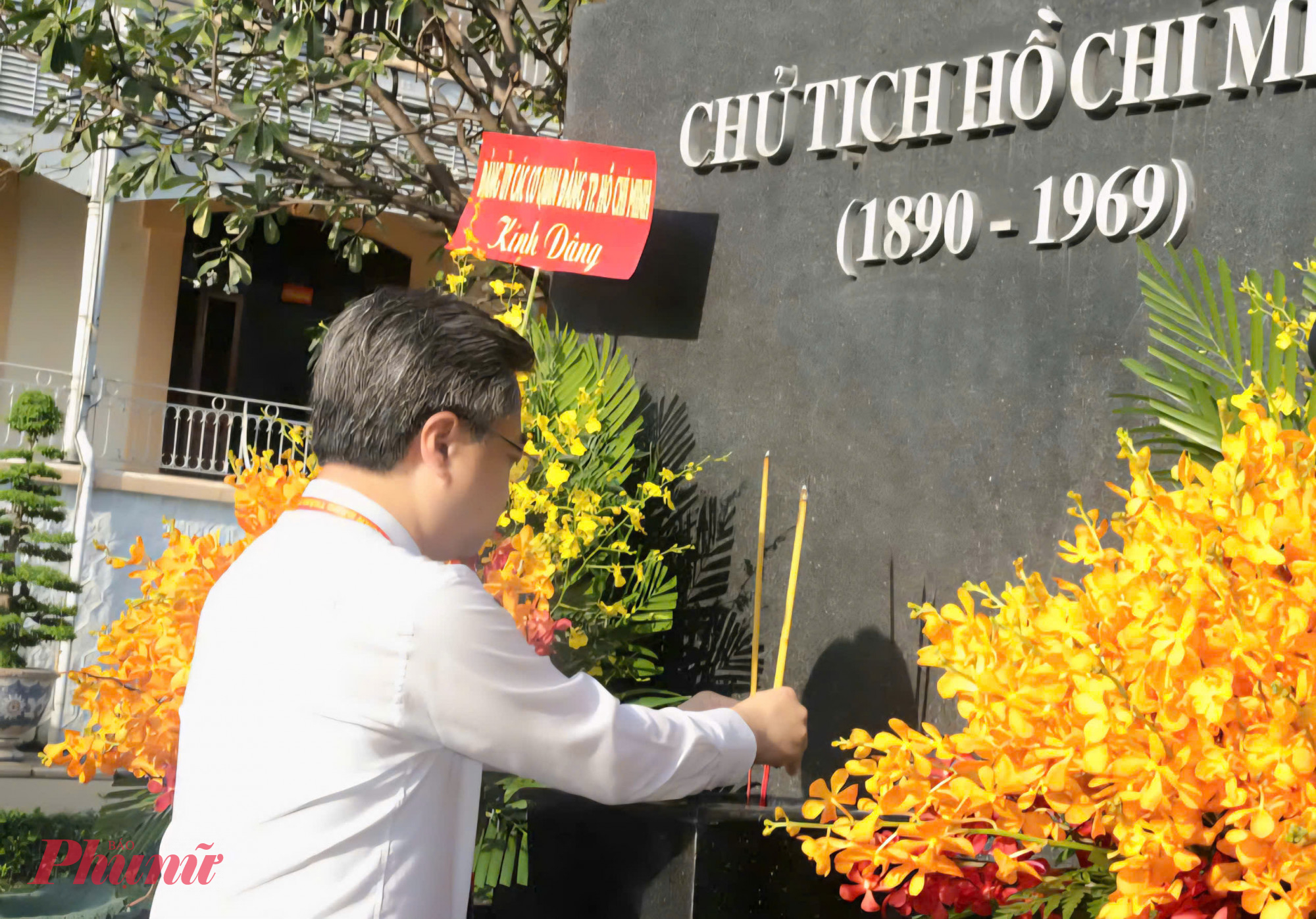 Ông Nguyễn Thanh Nghị - Ủy viên Ban Chấp hành Trung ương Đảng, Phó bí thư Thường trực Thành ủy, Bí thư Đảng ủy các cơ quan Đảng thành phố - âng hương, dâng hoa Chủ tịch Hồ Chí Minh trong khuôn viên Bộ Tư lệnh TPHCM