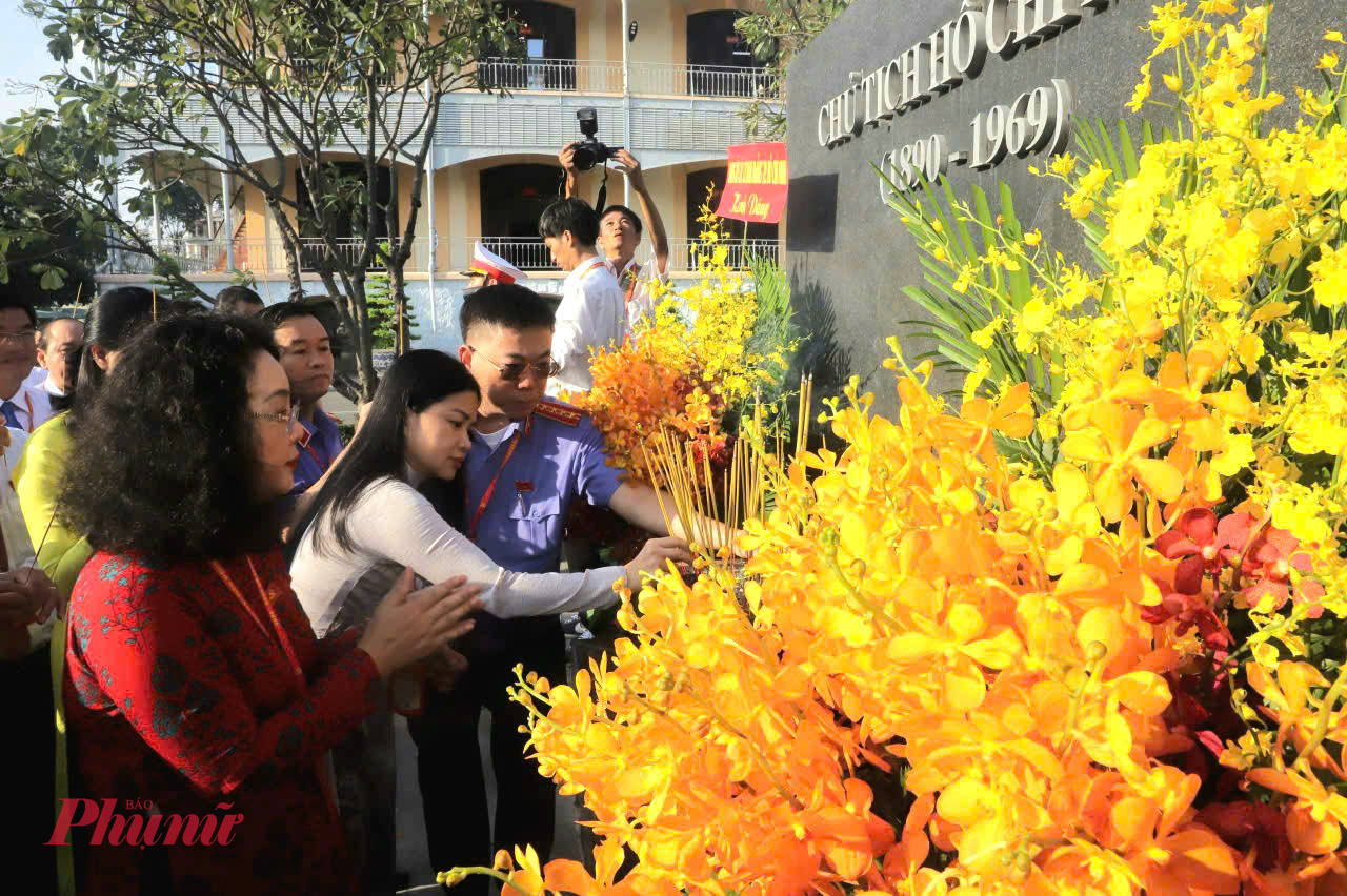 Các đại biểu dâng hương âng hương, dâng hoa Chủ tịch Hồ Chí Minh trong khuôn viên Bộ Tư lệnh TPHCM