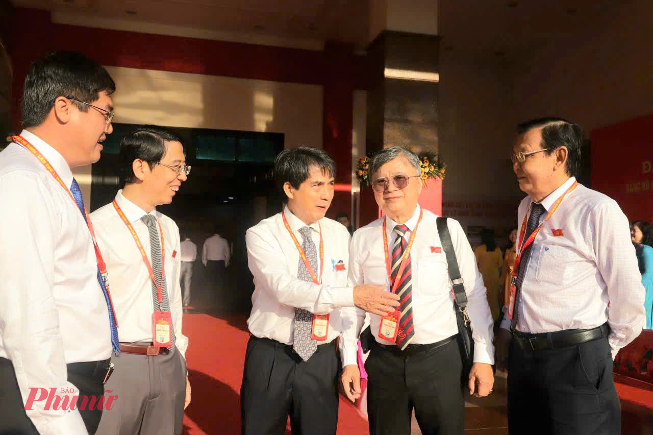 Các đại biểu gặp gỡ trước giờ khai mạc Đại hội đại biểu Đảng bộ các cơ quan Đảng thành phố