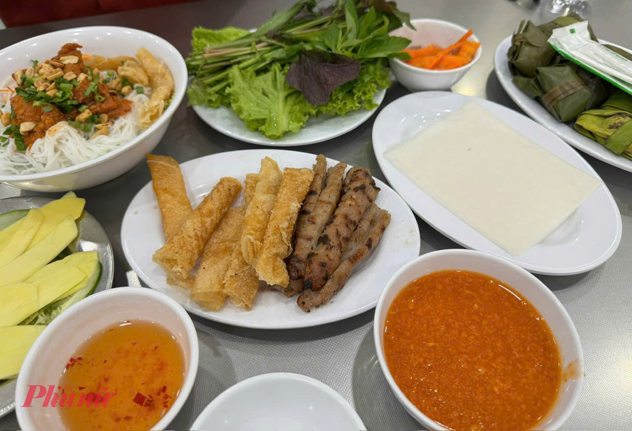 Đã đến Nha Trang thì chắc chắn không được bỏ qua món nem nướng, nếu có cơ hội thì bạn nên đến cơ sở Nem Đặng Văn Quyên nằm tại 18A đường Hải Thượng Lãn Ông. Đây là quán ăn có món nem nướng ngon nổi tiếng tại Nha Trang và được nhiều khách du lịch lựa chọn để thưởng thức hoặc mua về làm qua lưu niệm. Các món ăn tại đây vừa nổi bật bởi chất lượng mà còn là về giá cả, một số món mà bạn có thể thử như: Một phần nem nướng (55.000) với bánh tráng, nem nướng, chả và các loại rau ăn kèm kết hợp với nước sốt ăn rất cuốn, ngoài ra quán còn có món bún thịt nướng (45.000) cũng rất ngon mà bạn không nên bỏ lỡ - Ảnh: Myngoc_Vo 