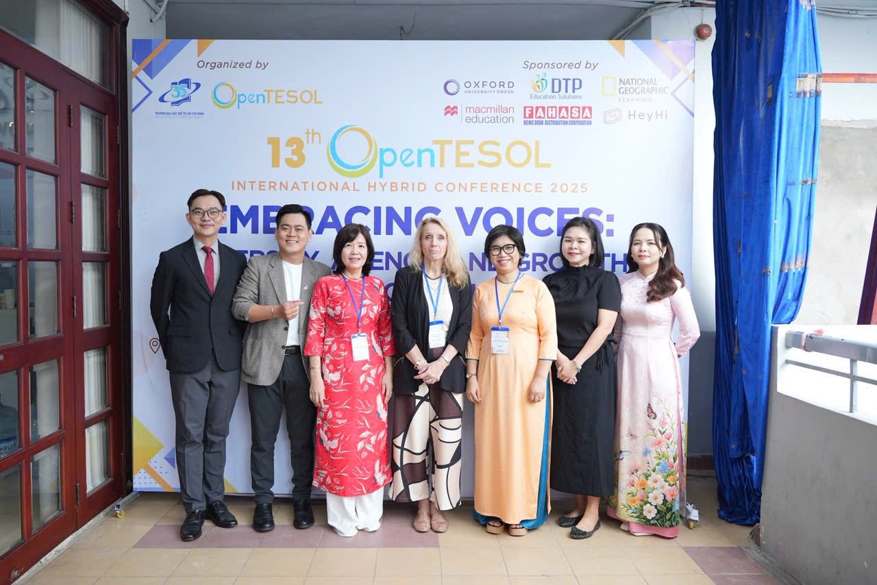 Ảnh thêm vào bài: Tác giả Lê Trường An (bìa trái) trong các hoạt động giao lưu, hội thảo chuyên ngành tại trường ĐH Mở TPHCM - Ảnh do tác giả cung cấp
