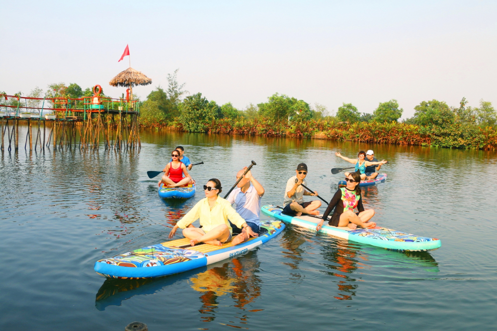 Du khách chèo SUP trên phá Tam Giang - ẢNH: THUẬN HÓA