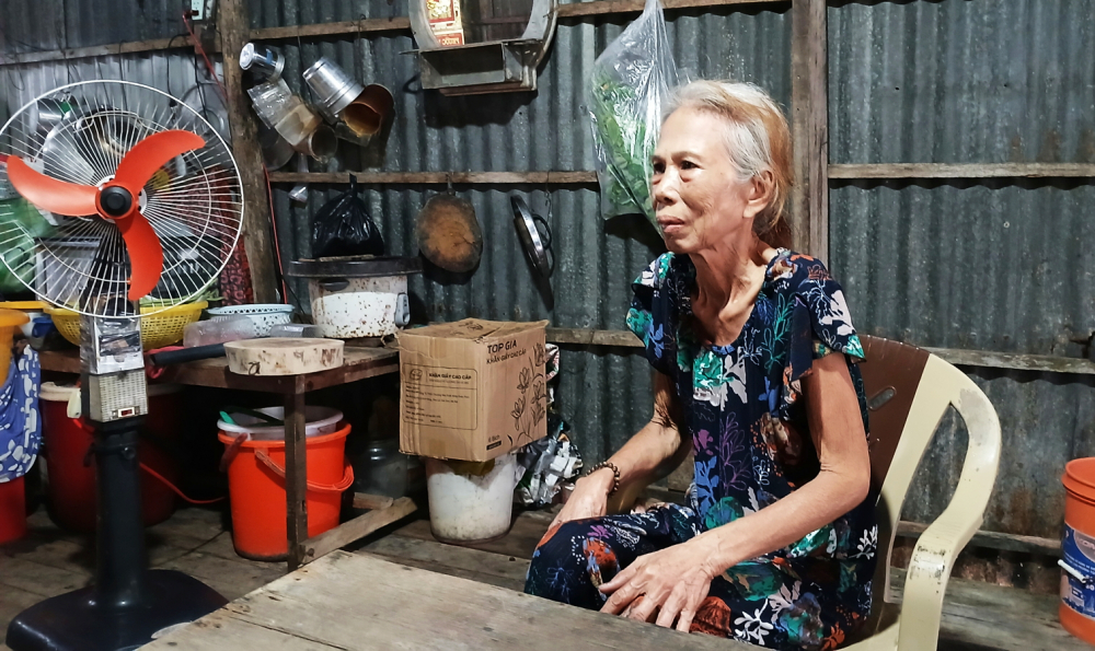 Những gia đình bao năm không ngủ Bà Phan Thị Đảo (xã Tân Tiến, tỉnh Cà Mau) ngồi canh nước cho các con, các cháu được ngủ