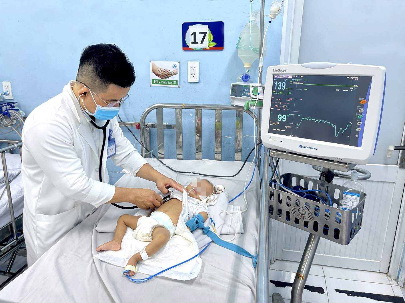 Bác sĩ Dư Tuấn Quy đang khám cho một bệnh nhi tại Khoa Nhiễm - Thần kinh Bệnh viện Nhi Đồng 1 