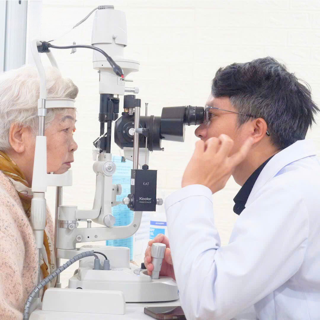 BSNT Phạm Quốc Hoàng đang thăm khám cho bệnh nhân - Ảnh: BV Mắt Sài Gòn Đà Lạt
