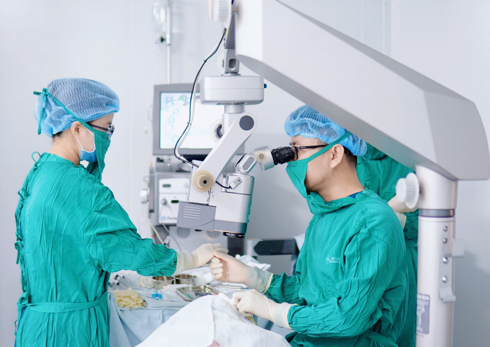 Bác sĩ CKII Trần Bá Kiền đang phẫu thuật đục thủy tinh thể cho bệnh nhân - Ảnh: BV Mắt Sài Gòn Đà Lạt