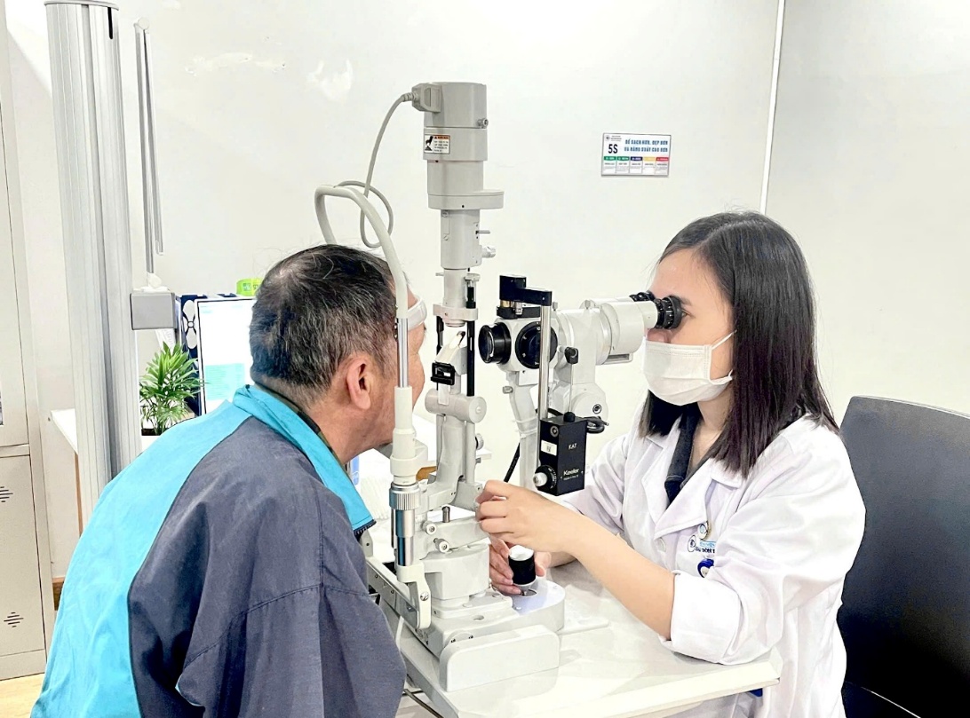 BSNT Trần Thị Khánh Linh đang thăm khám cho bệnh nhân - Ảnh: BV Mắt Sài Gòn Đà Lạt