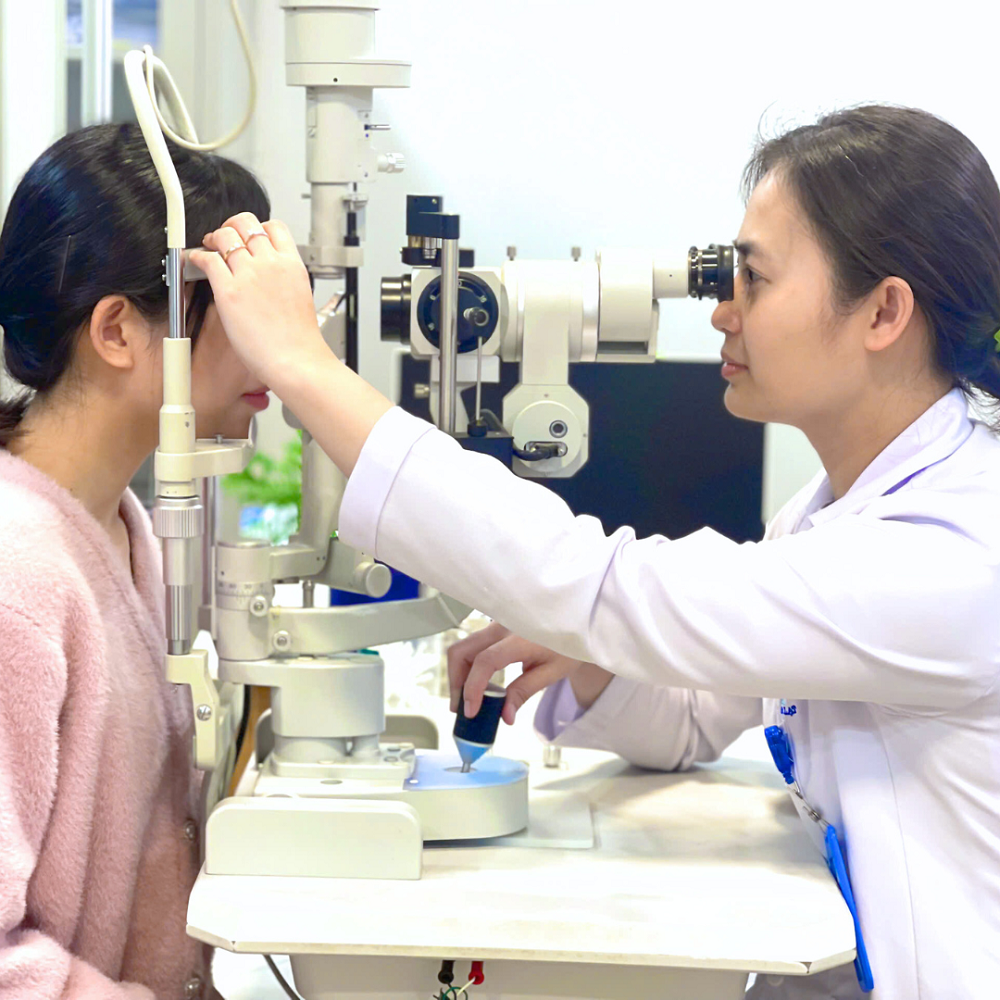 BSNT Huỳnh Thị Xuân Thảo đang thăm khám cho bệnh nhân - Ảnh: BV Mắt Sài Gòn Đà Lạt