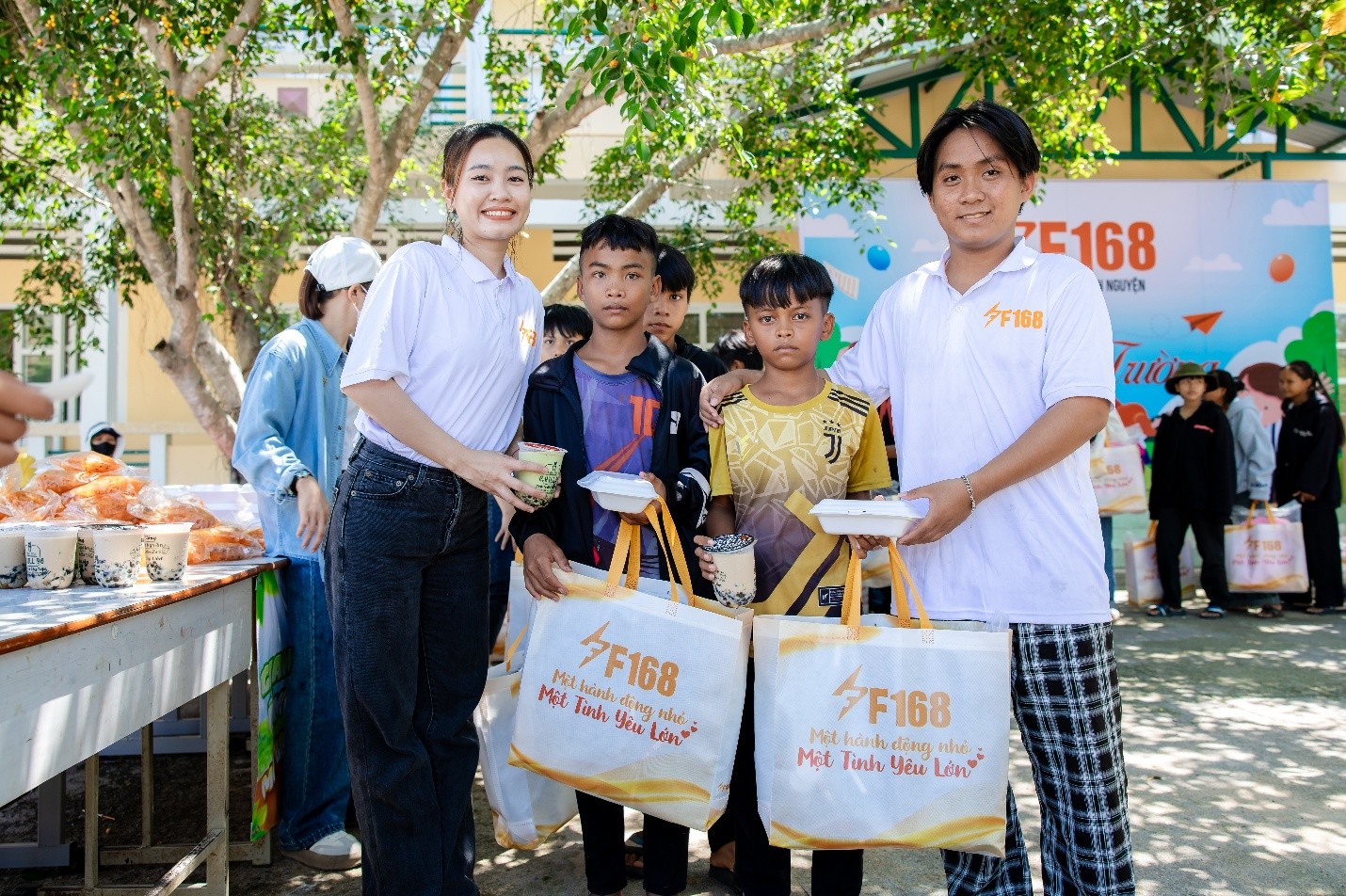 Các phần quà mà đại diện Công ty TNHH Truyền thông và Giải trí F168 trao tận tay các em nhỏ - Ảnh: F168