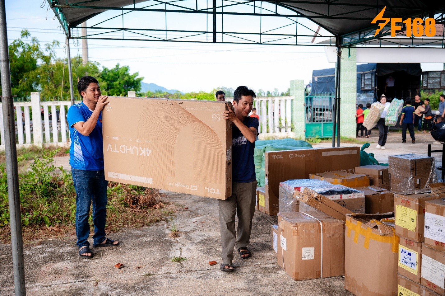 Tivi được vận chuyển để trao tặng cho người dân - Ảnh: F168