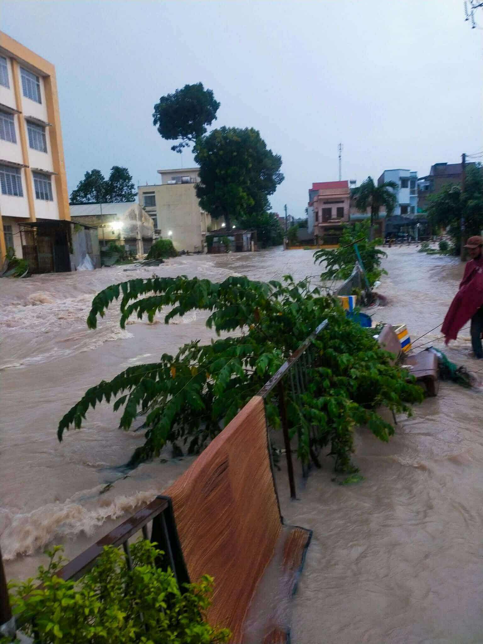 Mưa lớn khiến nhiều nhà dân bị ngập nặng. Ảnh: NDCC