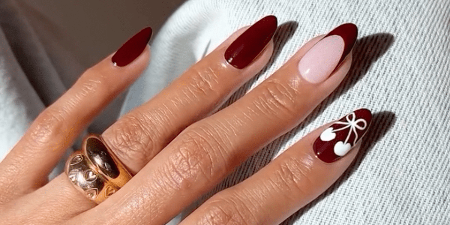 Đen cherry (Black Cherry) Là sự pha trộn hoàn hảo giữa tím burgundy và đen trầm, đen cherry luôn nằm trong danh sách “không bao giờ lỗi mốt” mỗi khi mùa thu về. Màu sắc này không chỉ gợi cảm giác bí ẩn, sang trọng mà còn khiến bàn tay trông thon dài, nổi bật dù để móng ngắn hay dài.