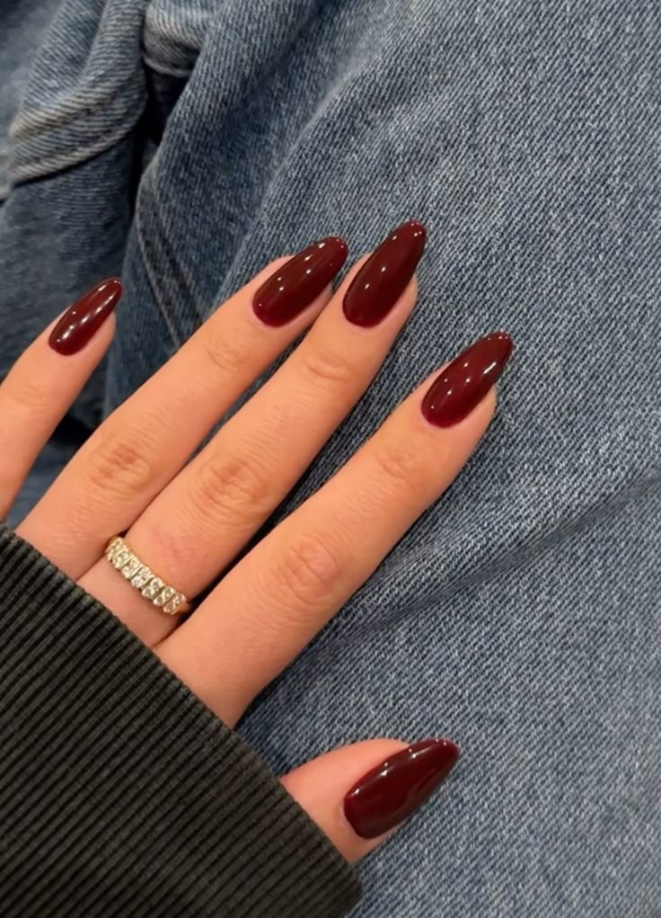 Đỏ rượu vang (Wine-Stain Red) Không còn là sắc đỏ cherry tươi trẻ của mùa hè, mùa thu năm nay chứng kiến sự trở lại của đỏ berry trầm lắng, pha chút ánh tím nhẹ. Gam màu này mang đến cảm giác sang trọng, quyến rũ và trưởng thành, đặc biệt phù hợp cho những buổi tiệc tối hay những ngày se lạnh khi cần một chút điểm nhấn nổi bật.