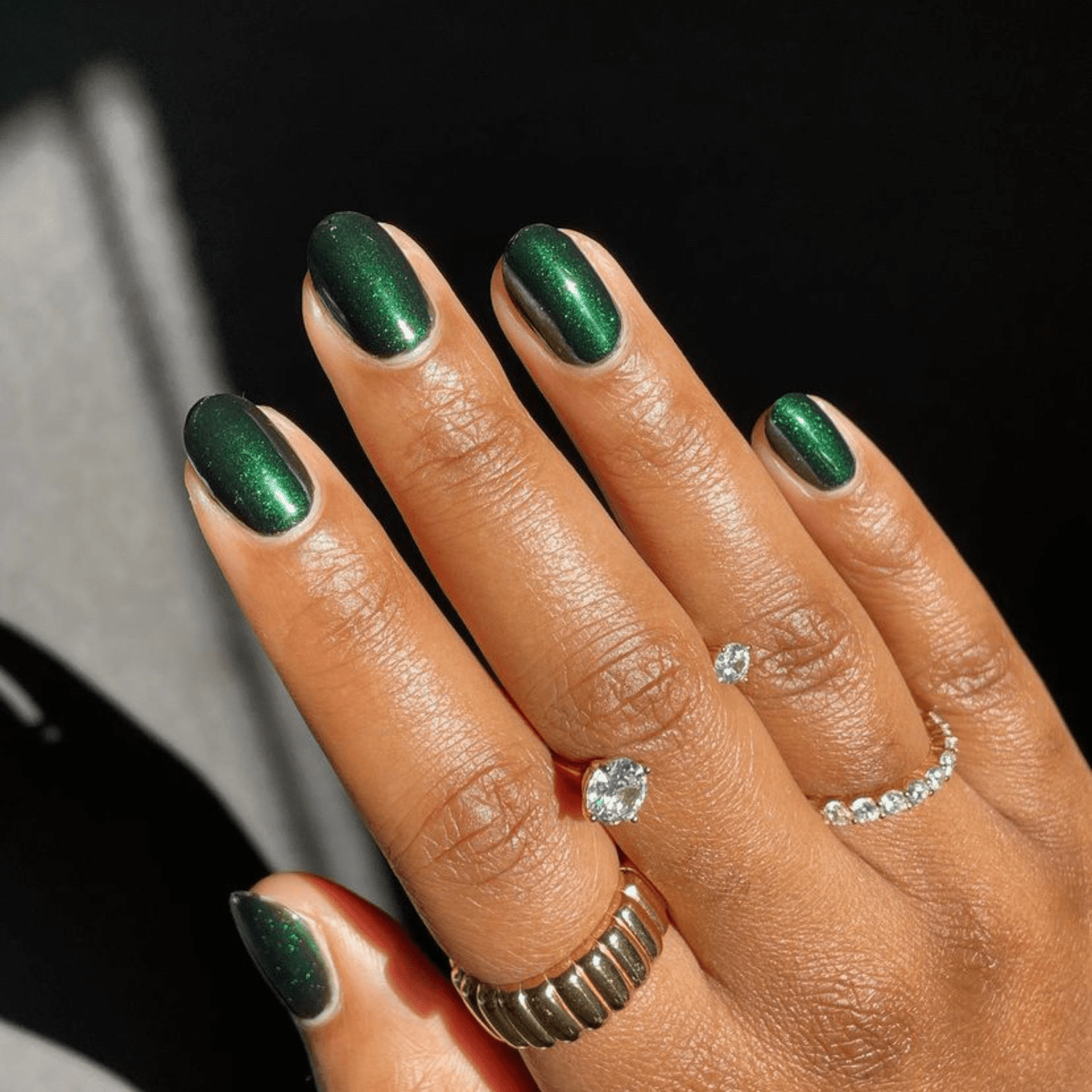 Xanh ngọc lục bảo rực rỡ (Rich Emerald) Nếu muốn tạo sự khác biệt và khẳng định cá tính, xanh emerald chính là lựa chọn hàng đầu. Đây là tông màu nổi bật, sang trọng nhưng không hề chói mắt, giúp bàn tay trở thành điểm nhấn tinh tế khi kết hợp cùng trang phục đơn sắc như đen, trắng hoặc be.