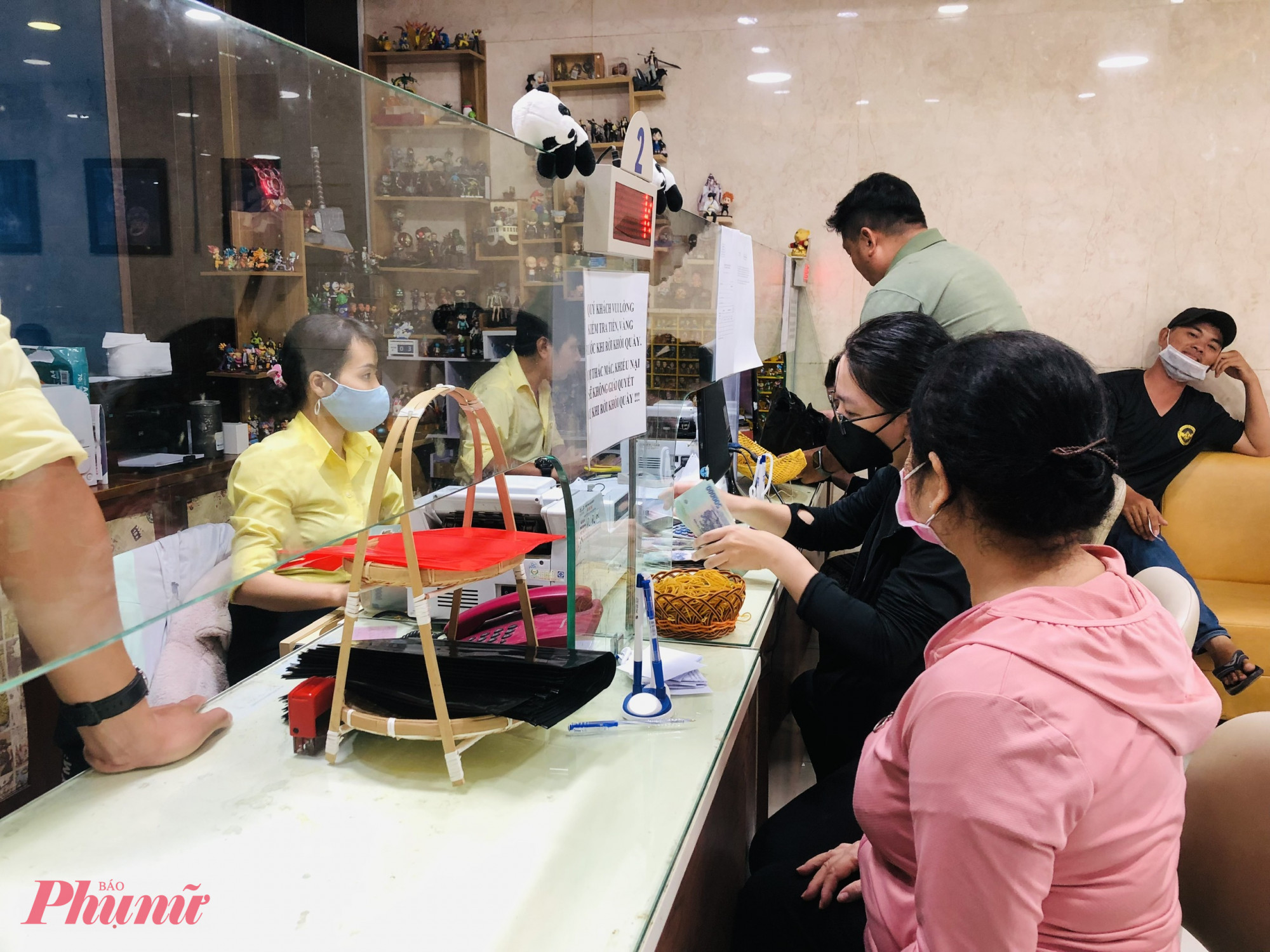 Tại một số tiệm vàng, giá vàng đã vượt mốc 126 triệu đồng/lượng - Ảnh: Thanh Hoa