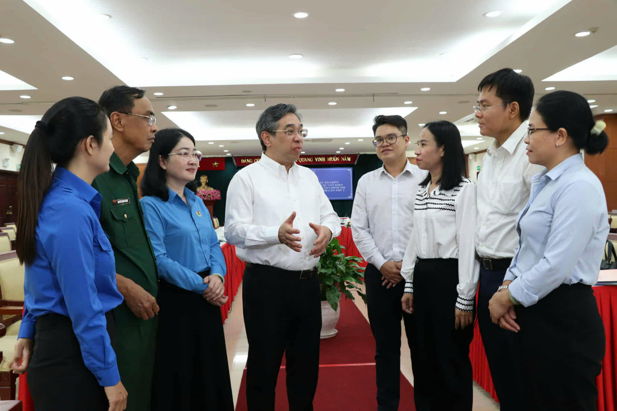 Ông Nguyễn Phước Lộc trao đổi với các đại biểu tại hội nghị