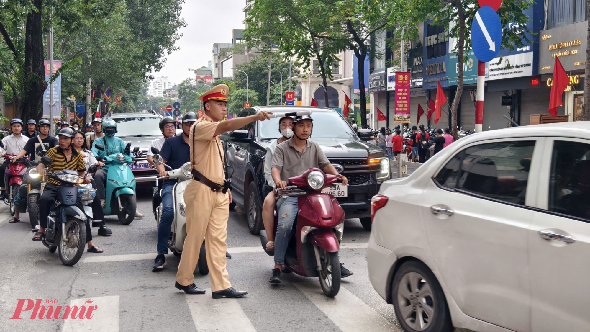 Cán bộ, chiến sỹ Cảnh sát giao thông làm nhiệm vụ phân luồng, điều tiết giao thông tại các tuyến phố 