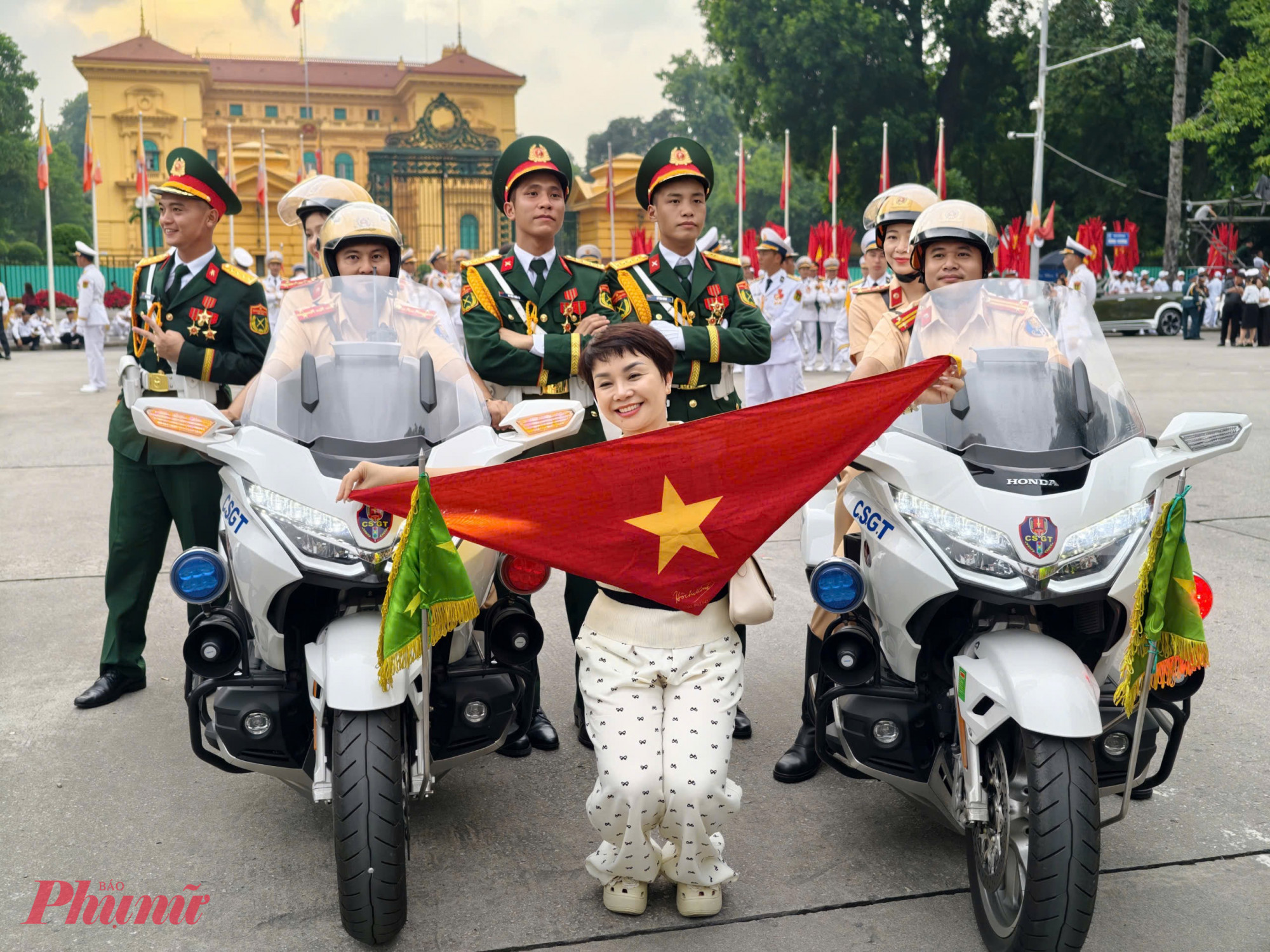 Người dân thích thú lưu giữ lại hình ảnh với những chiến sĩ tham gia chốt trực tại các tuyến phố. 