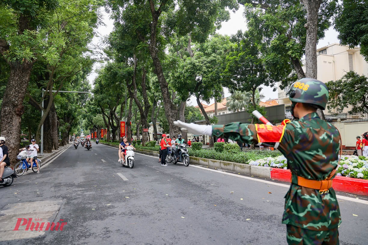 Lực lượng Quân đội làm nhiệm vụ đảm bảo an ninh trật tự tại các tuyến phố xung quanh khu vực đoàn diễu binh, diễu hành đi qua
