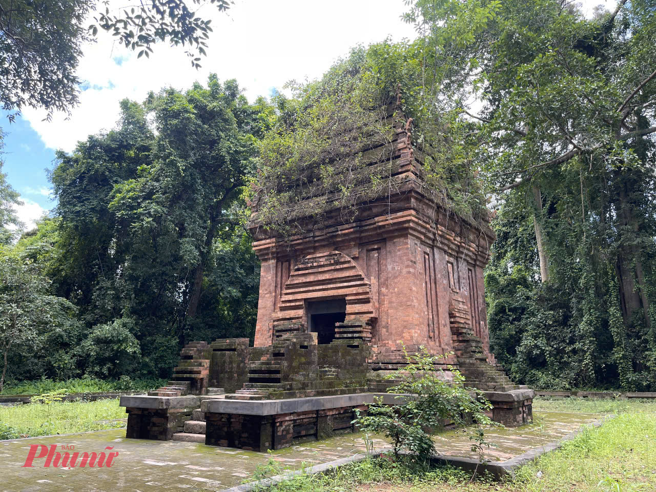 Tháp Yang Prong  được xây dựng trong khu rừng thưa, với phong cảnh thiên nhiên rộng rãi, bằng phẳng.