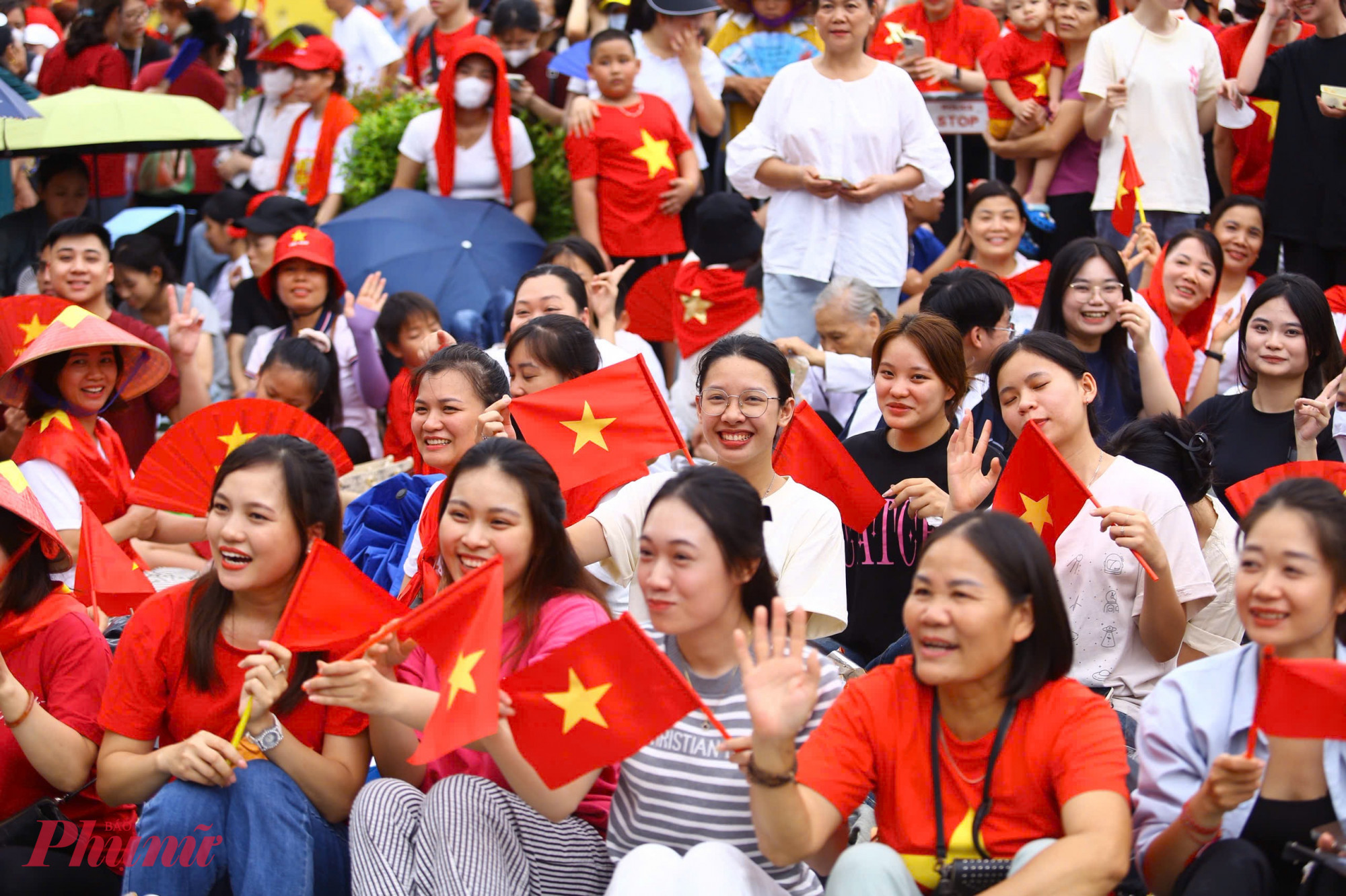 Trên đường Nguyễn Thái Học - Hùng Vương, trục chính nơi hàng chục nghìn người tham gia diễu binh, diễu hành - nhiều người dân đã tập trung dọc vỉa hè từ sáng sớm.