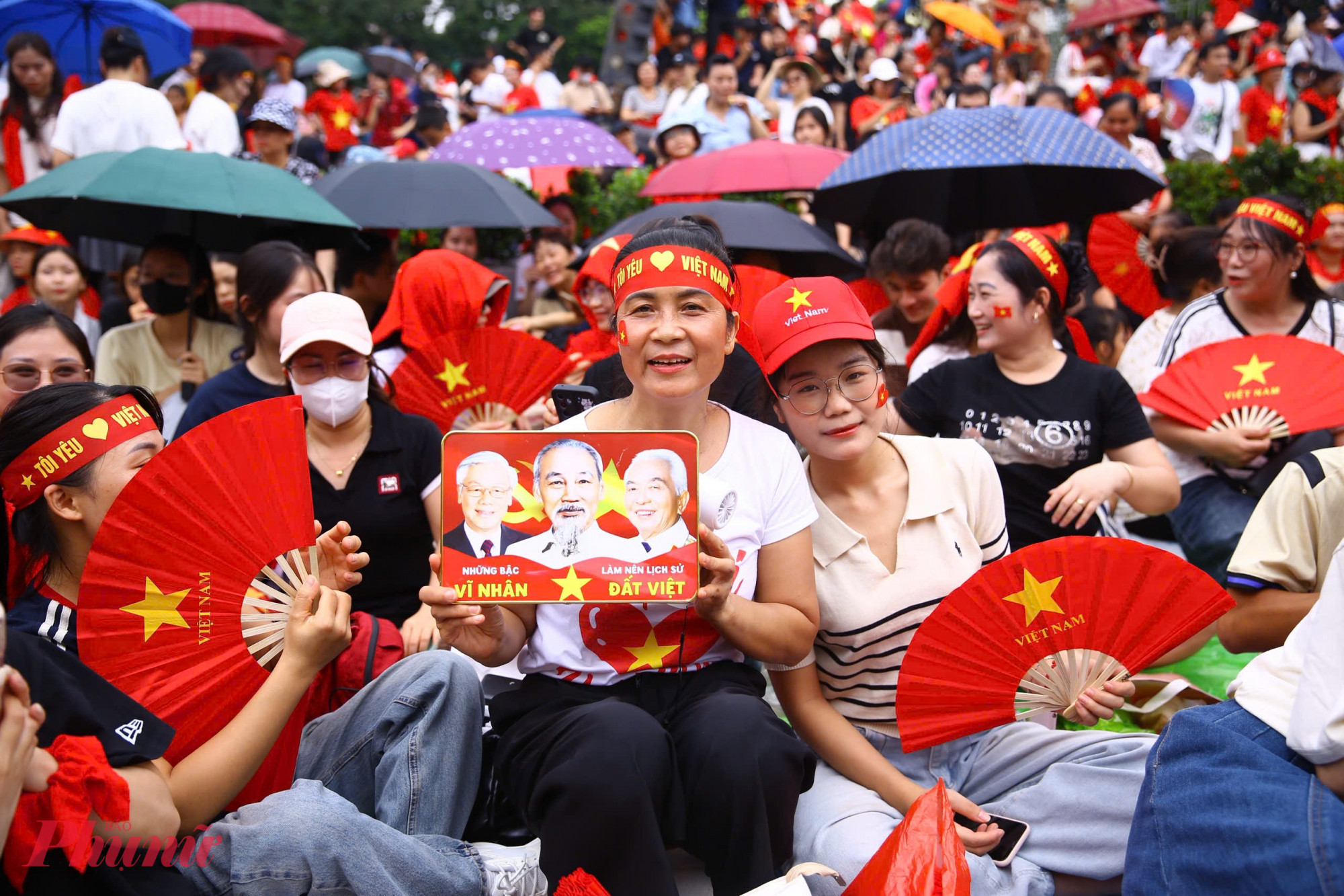 Từ trẻ nhỏ đến người cao tuổi, ai ai cũng muốn được tận mắt chứng kiến màn trình diễn hoành tráng, đầy tự hào của các lực lượng vũ trang và quần chúng nhân dân.