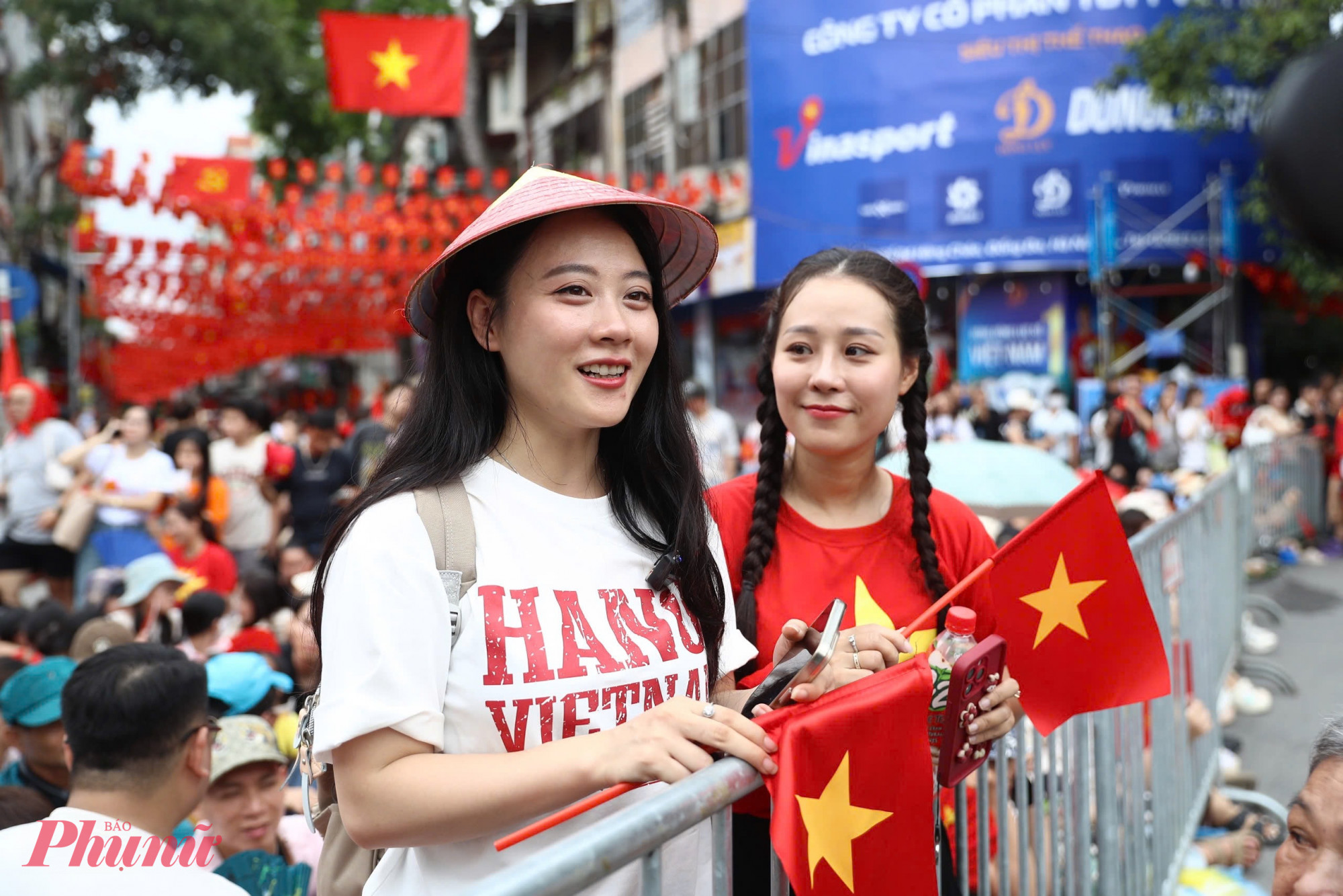 Bạn Đặng Thu Hương cho biết đang rất hào hứng chờ đợi giây phút được chiêm ngưỡng các đội hình diễu binh, diễu hành. “Không khí hôm nay thật vời, đúng tinh thần của ngày Tết Độc lập”, Hương nói.
