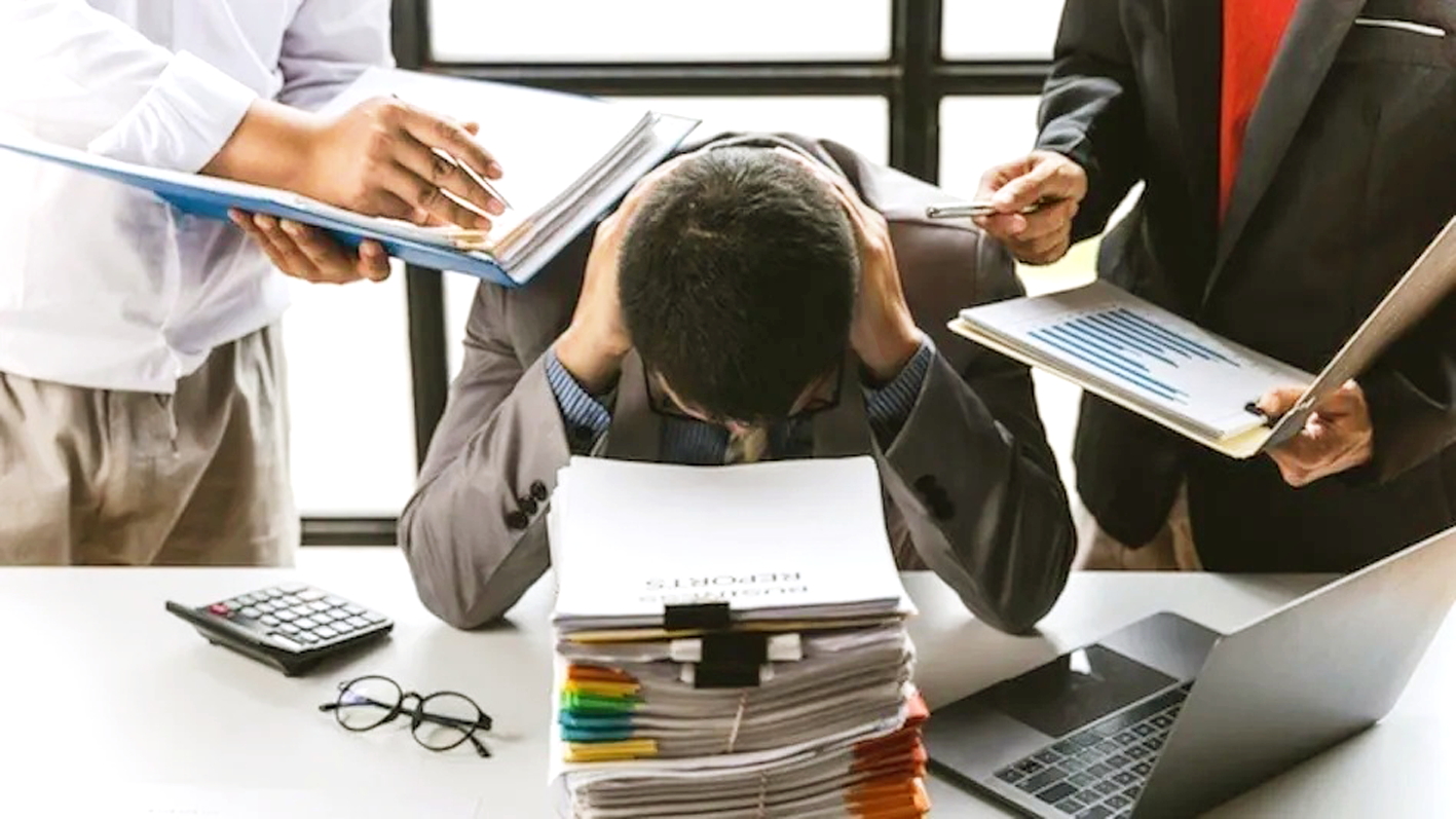 Nhiều người lao động đang đánh đổi sức khỏe khi làm việc trong môi trường độc hại - ẢNH MINH HỌA: ADOBE STOCK