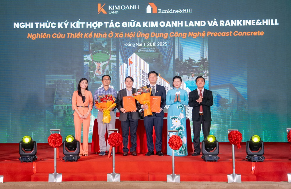 Ban lãnh đạo Kim Oanh Land và Rankine&Hill chụp hình lưu niệm sau nghi thức ký kết hợp tác nghiên cứu thiết kế nhà ở xã hội ứng dụng công nghệ Precast Concrete tại dự án K-Home Avenue - Ảnh: Kim Oanh Group