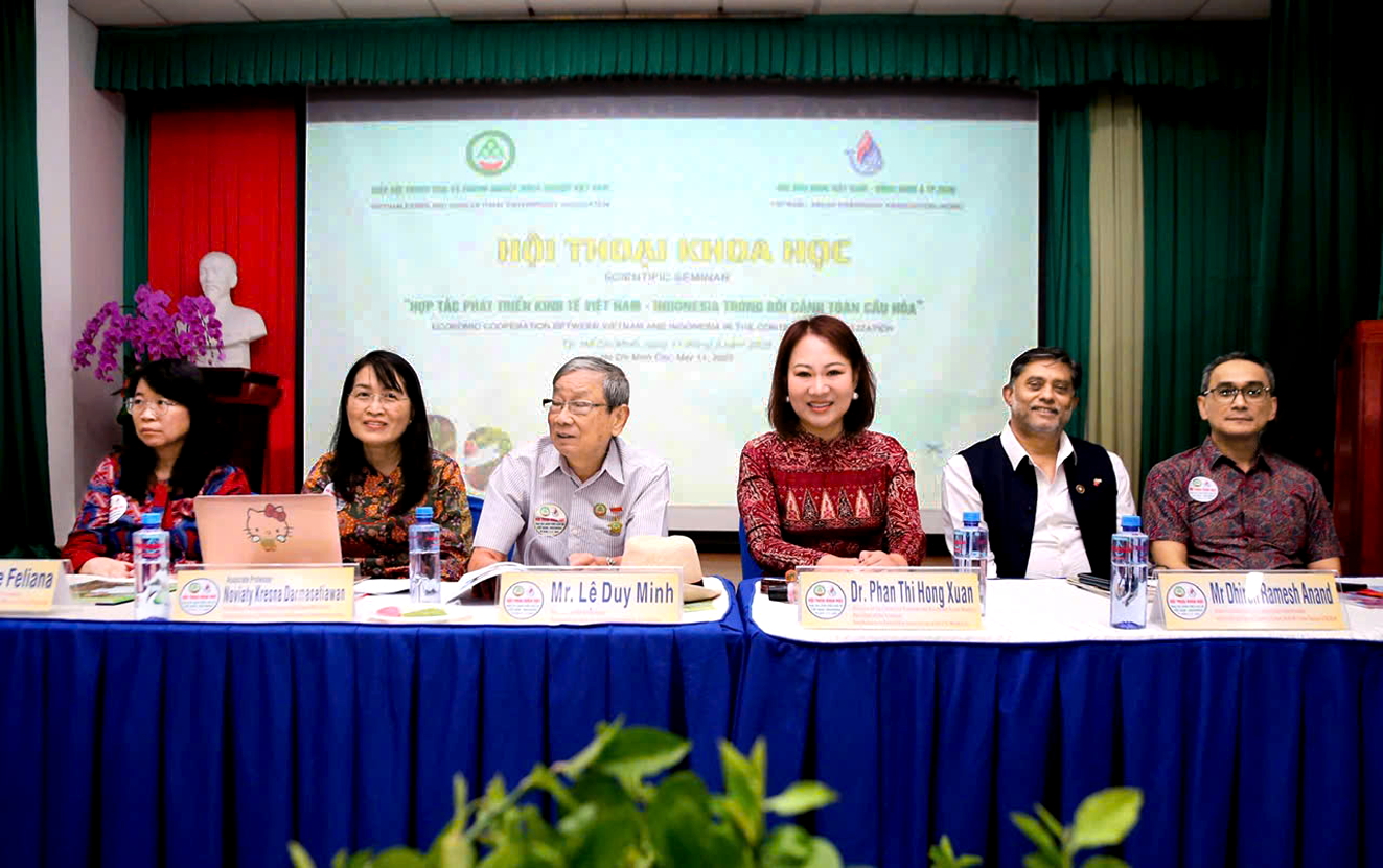 Phó giáo sư, tiến sĩ Phan Thị Hồng Xuân (thứ ba từ phải qua) tại một hội thảo khoa học quốc tế