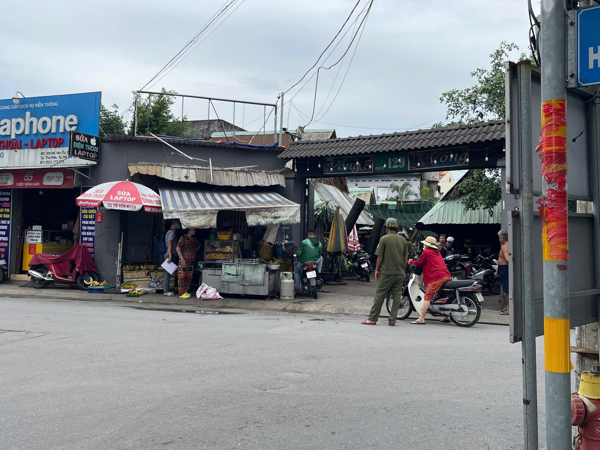 Lực lượng chức năng đang phong tỏa hiện trường. Ảnh: A.X.