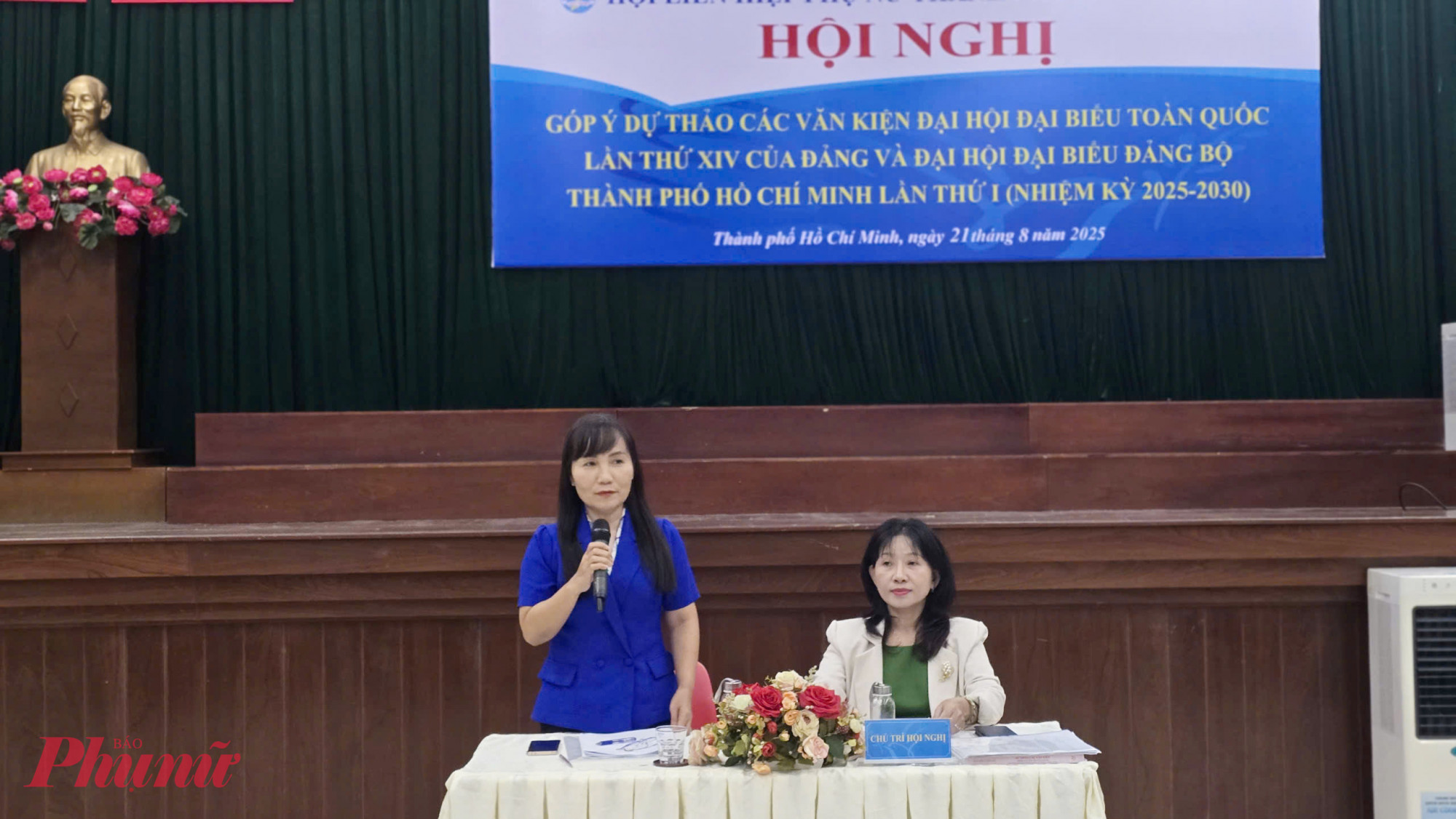 Bà Trịnh Thị Thanh (bìa trái) Phó chủ tịch Thường trực Hội LHPN TPHCM - chủ trì hội nghị. Cùng dự có bà Huỳnh Thị Thúy Phương (bìa phải) - Phó chủ tịch Hội LHPN TPHCM.