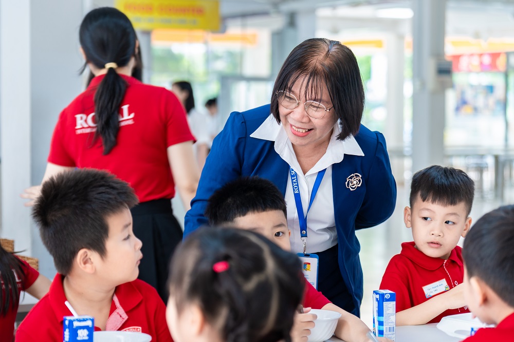 Với sự quan tâm, chăm sóc yêu thương của thầy cô, học sinh Royal School đã có khởi đầu tuyệt vời cho năm học mới - Ảnh: Royal School