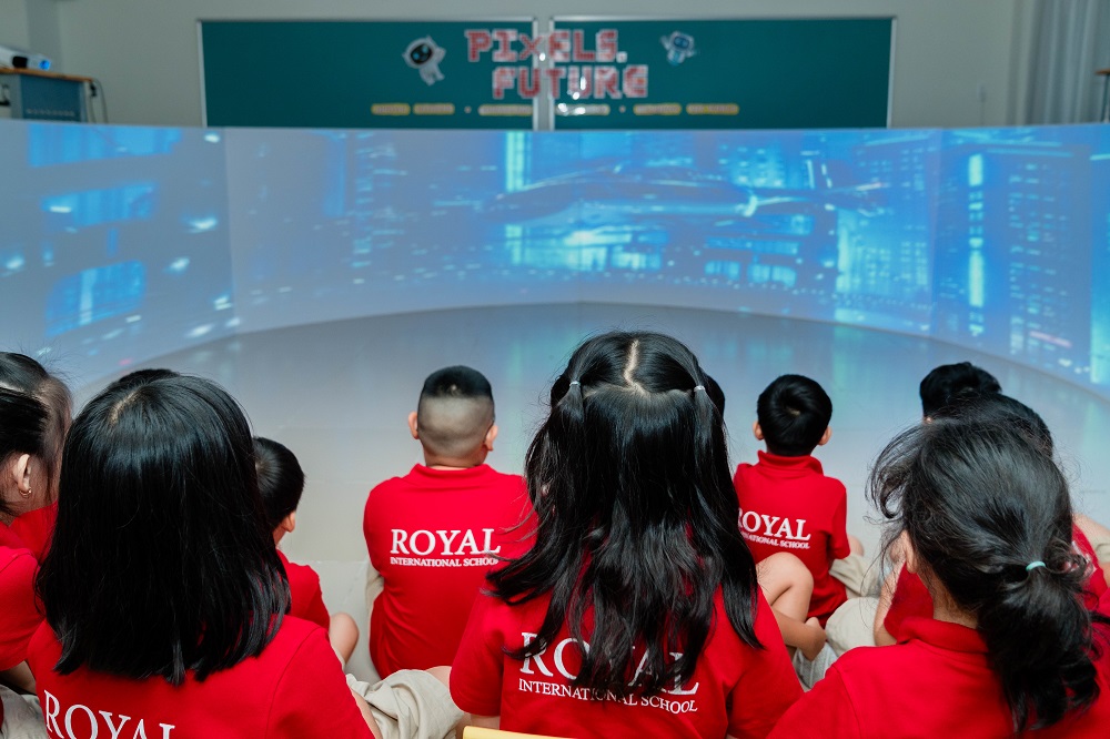 Trình chiếu phim công nghệ lần đầu tiên đưa vào hoạt động tựu trường được học sinh Royal School hưởng ứng tích cực - Ảnh: Royal School