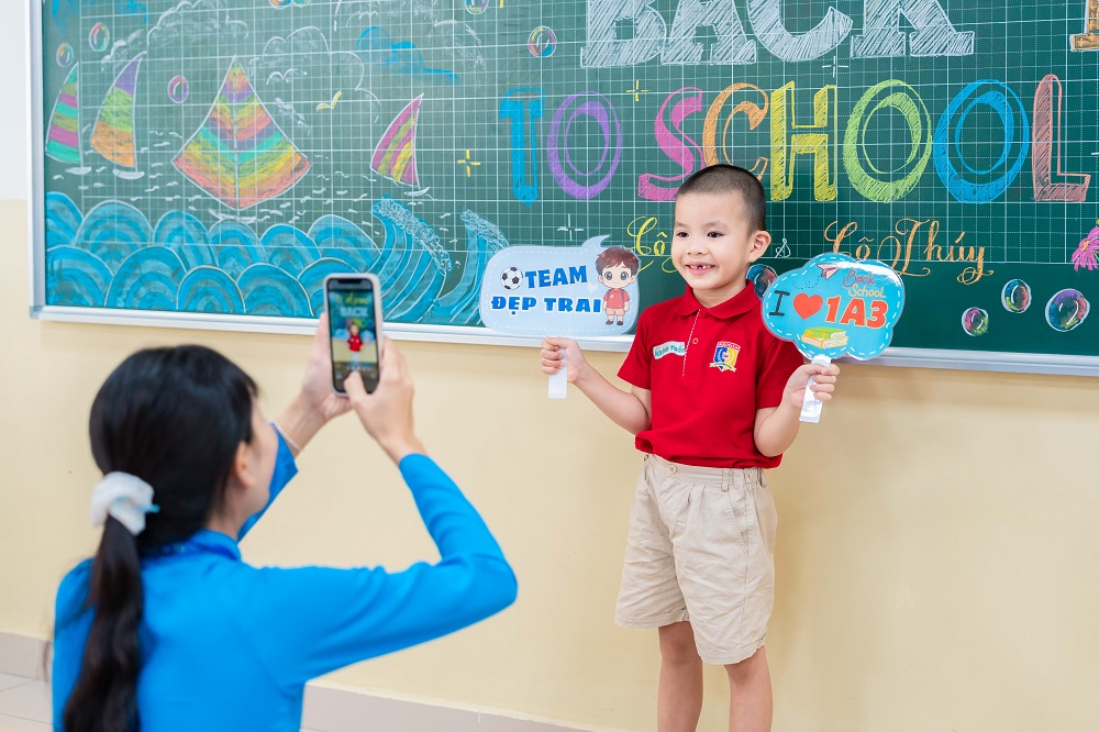 Học sinh lớp 1 Royal School hào hứng chụp ảnh check-in lớp học mới trong ngày tựu trường - Ảnh: Royal School