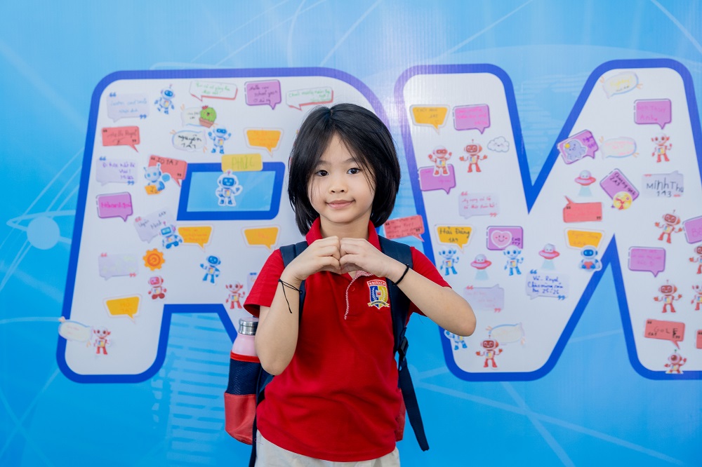 Lê Triệu An ghi lại kỷ niệm ngày đầu năm học lớp 2 với bức tường mục tiêu tương lai của Royal School - Ảnh: Royal School