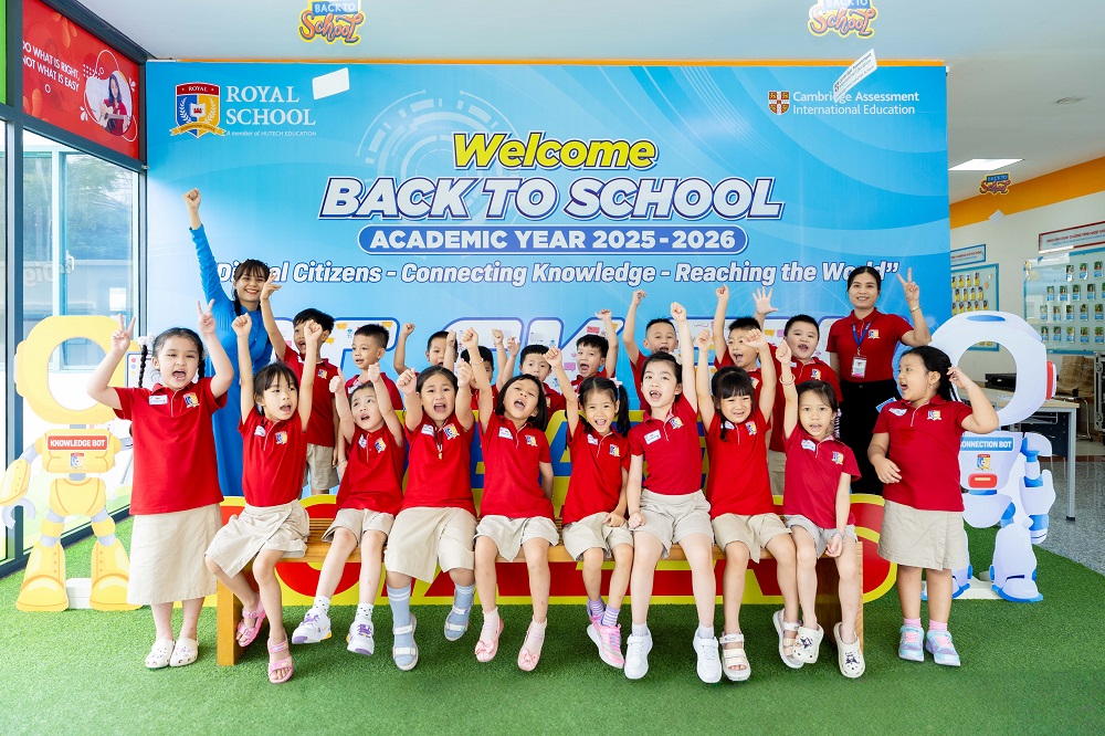 “Khối đi học hạnh phúc” hào hứng check in cùng không gian công nghệ tại Royal School ngày đầu năm học - Ảnh: Royal School